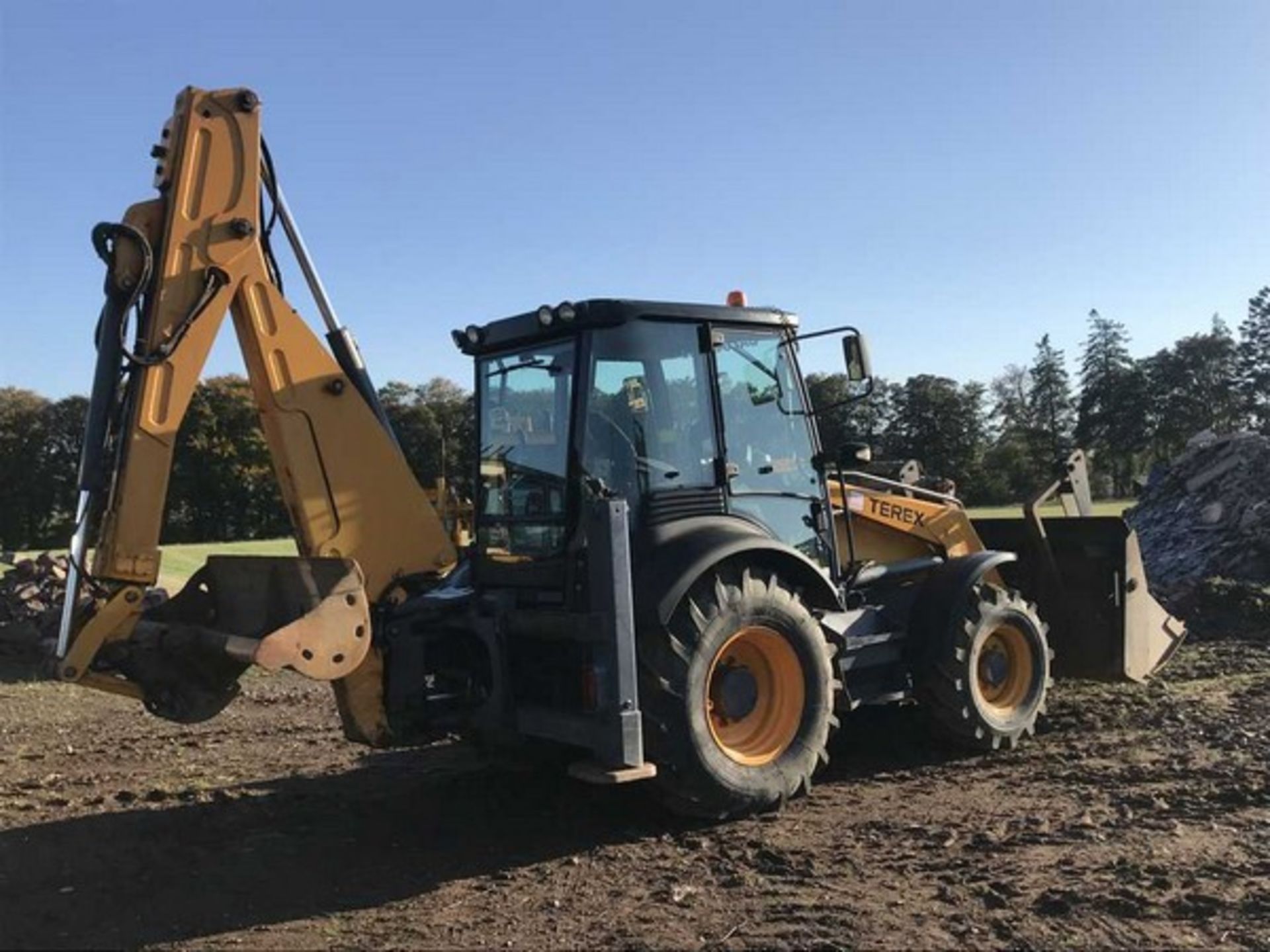 2010 TEREX backhoe loader c/w 12",18",24",36" buckets & 70" ditching. Reg - SV10CVU. 3220hrs (not v - Image 8 of 25