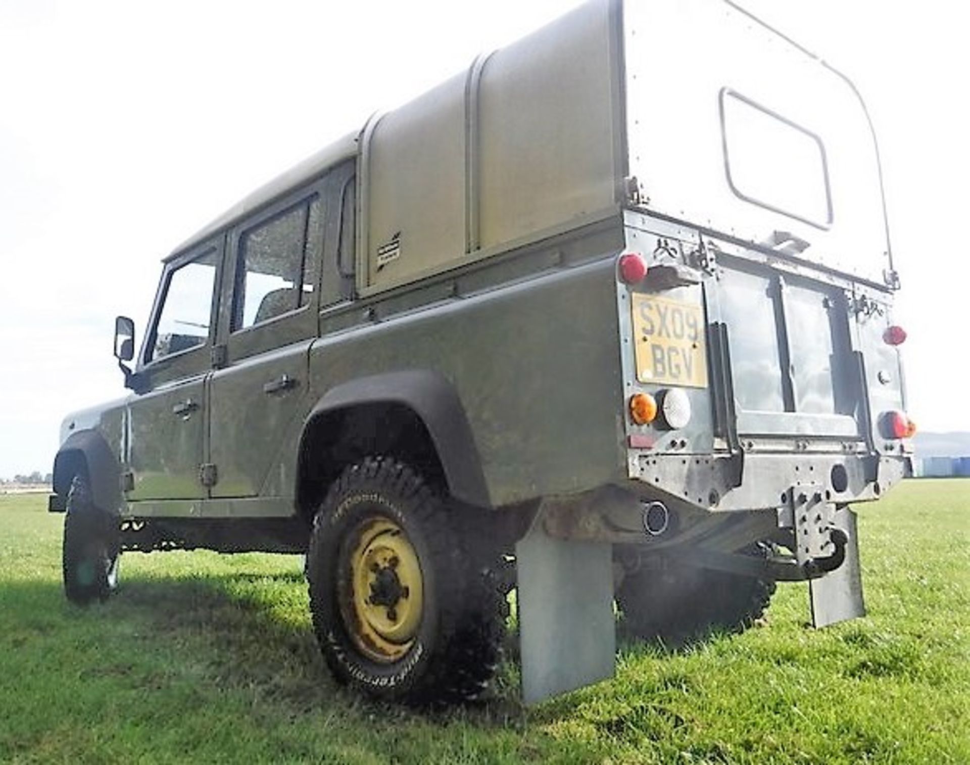 LAND ROVER DEFENDER 110 D/C P-U - 2402cc - Image 6 of 15