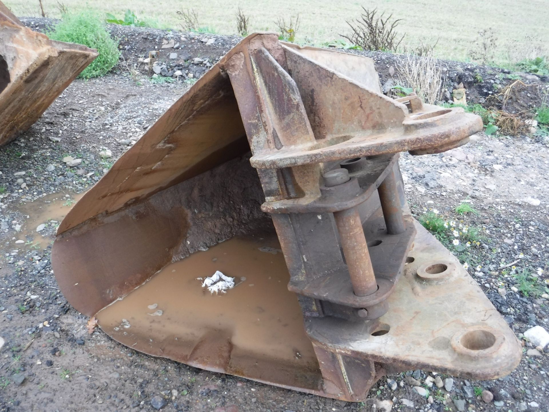 V - SHAPED BUCKET C/W PINS TO SUIT LARGE EXCAVATOR