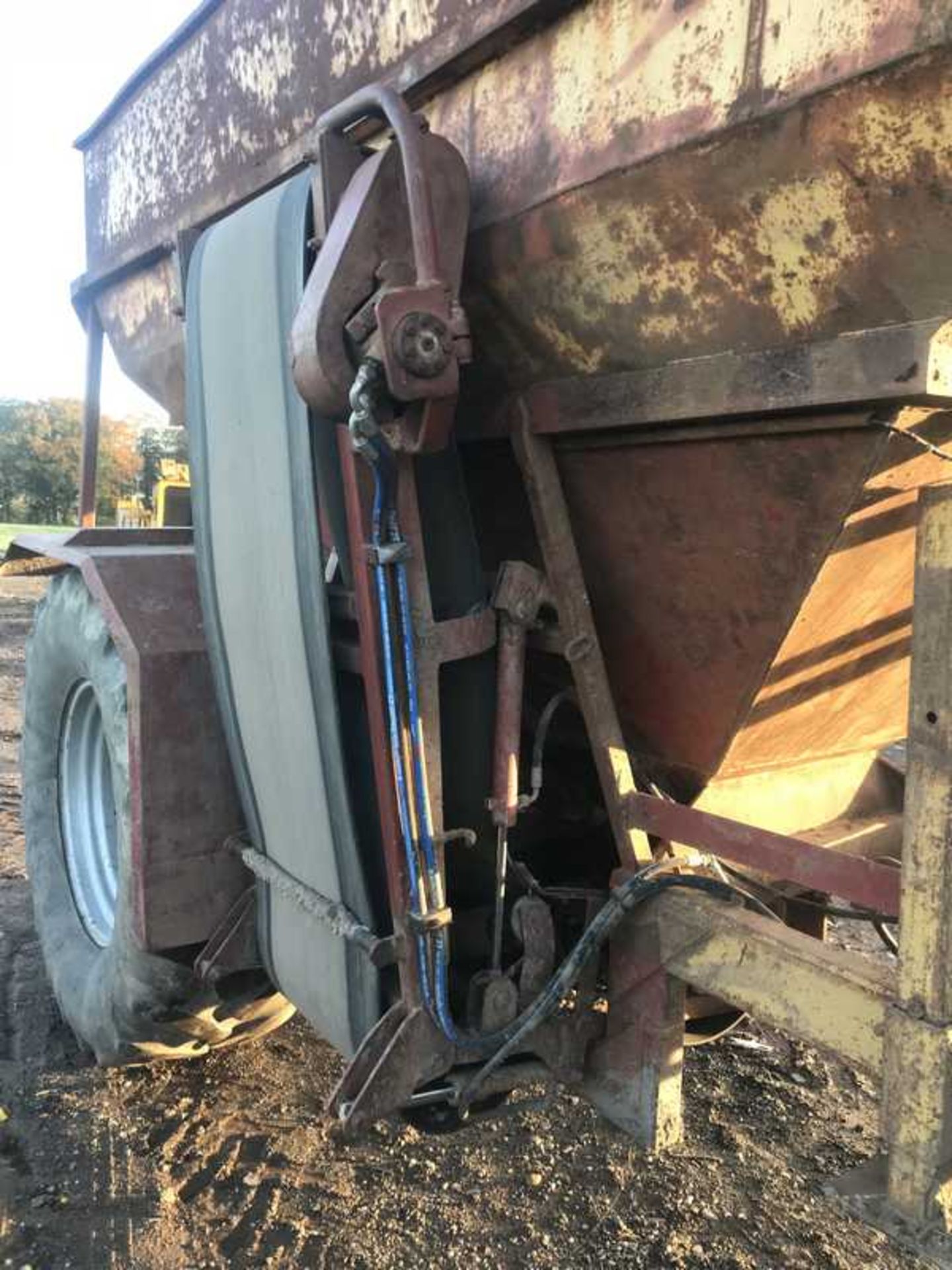 MUIR HILL TRACTOR c/w GRAVEL CART AND HYDRAULIC SIDE DELIVERY 600mm WIDE FLOTATION TYRES ON CART "TH - Image 8 of 8