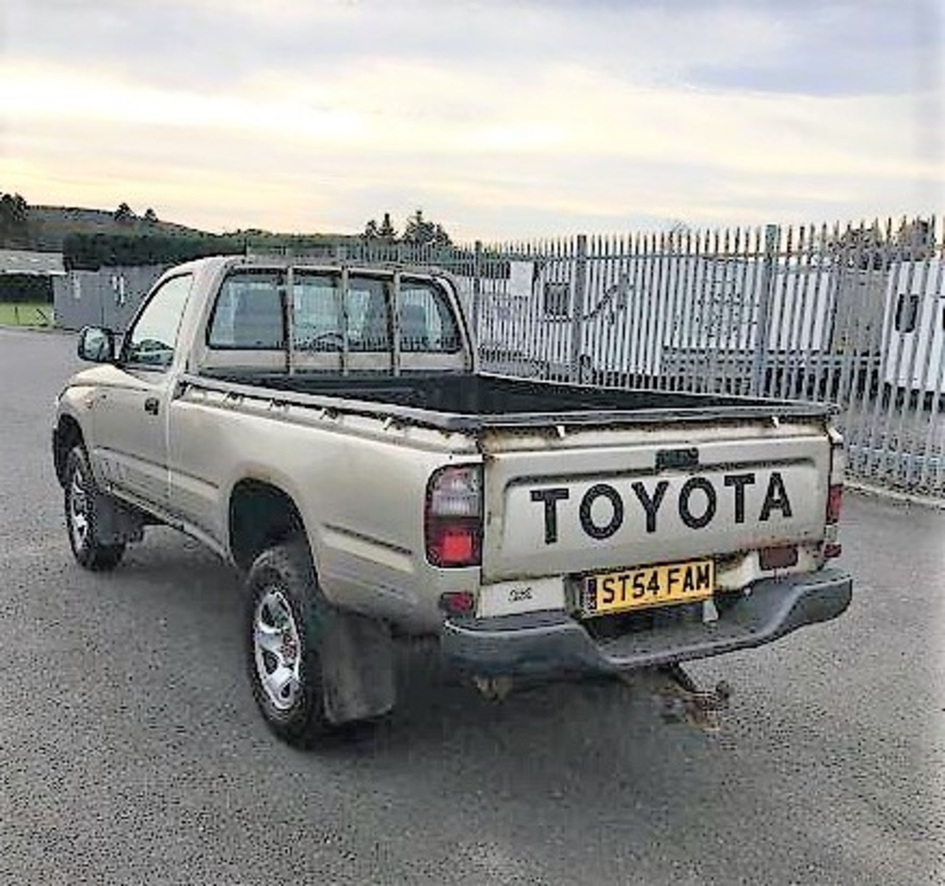 TOYOTA HILUX 250 EX MWB - 2494cc - Image 2 of 4