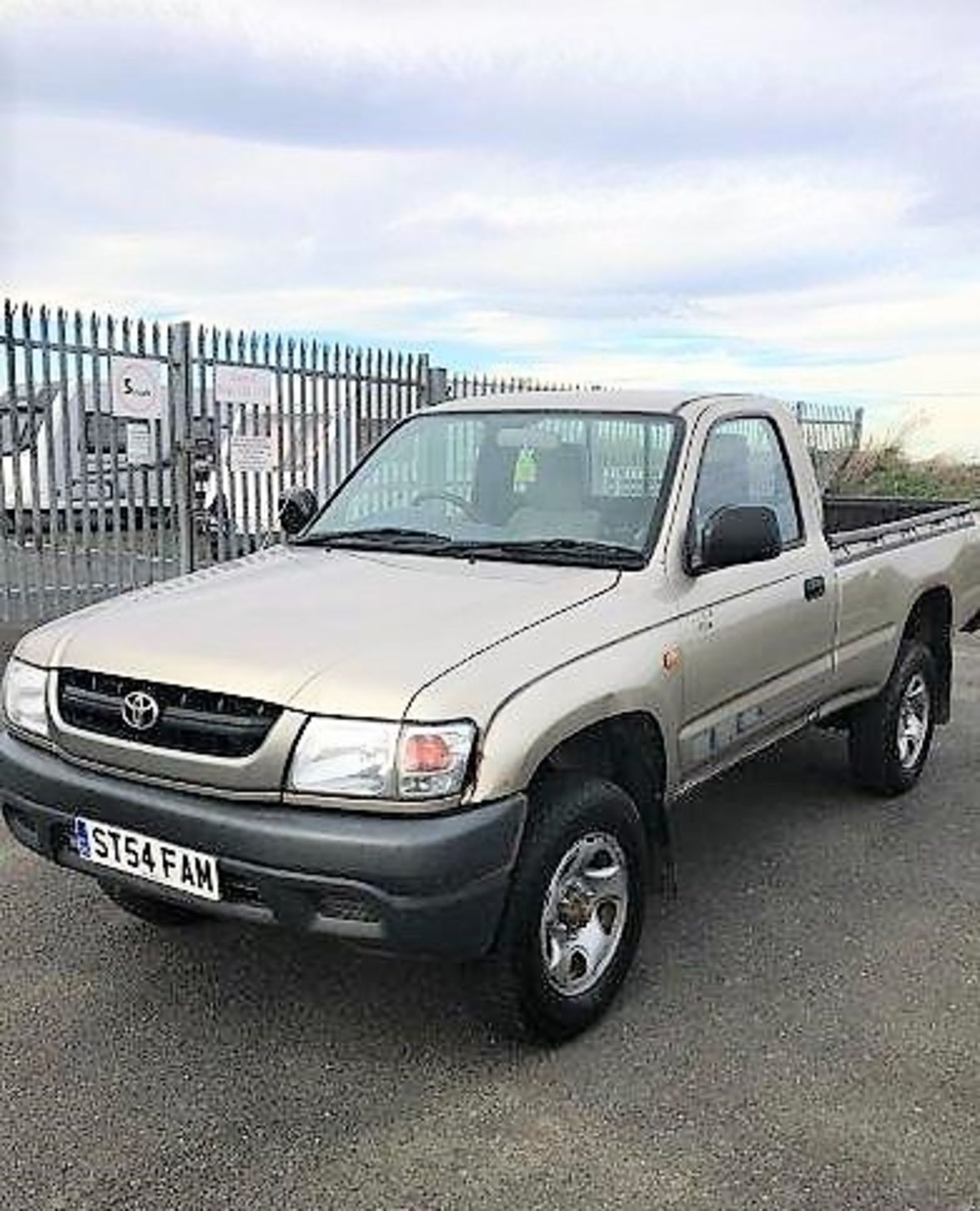 TOYOTA HILUX 250 EX MWB - 2494cc