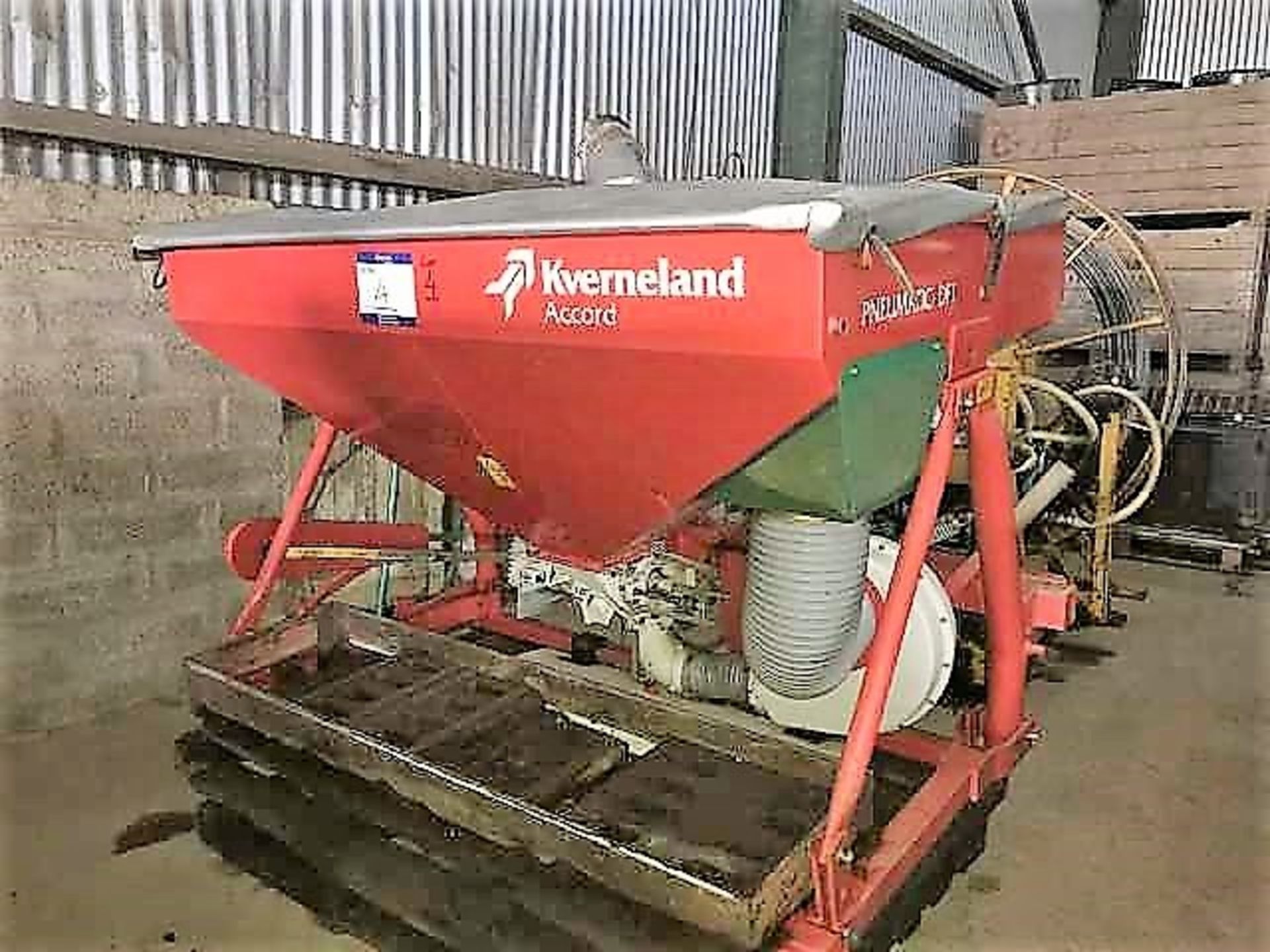 FRONT MOUNTED KVERNELAND ACCORD SPREADER BLOWER NEVER BEEN USED FOR FERTILIZER - Image 2 of 6