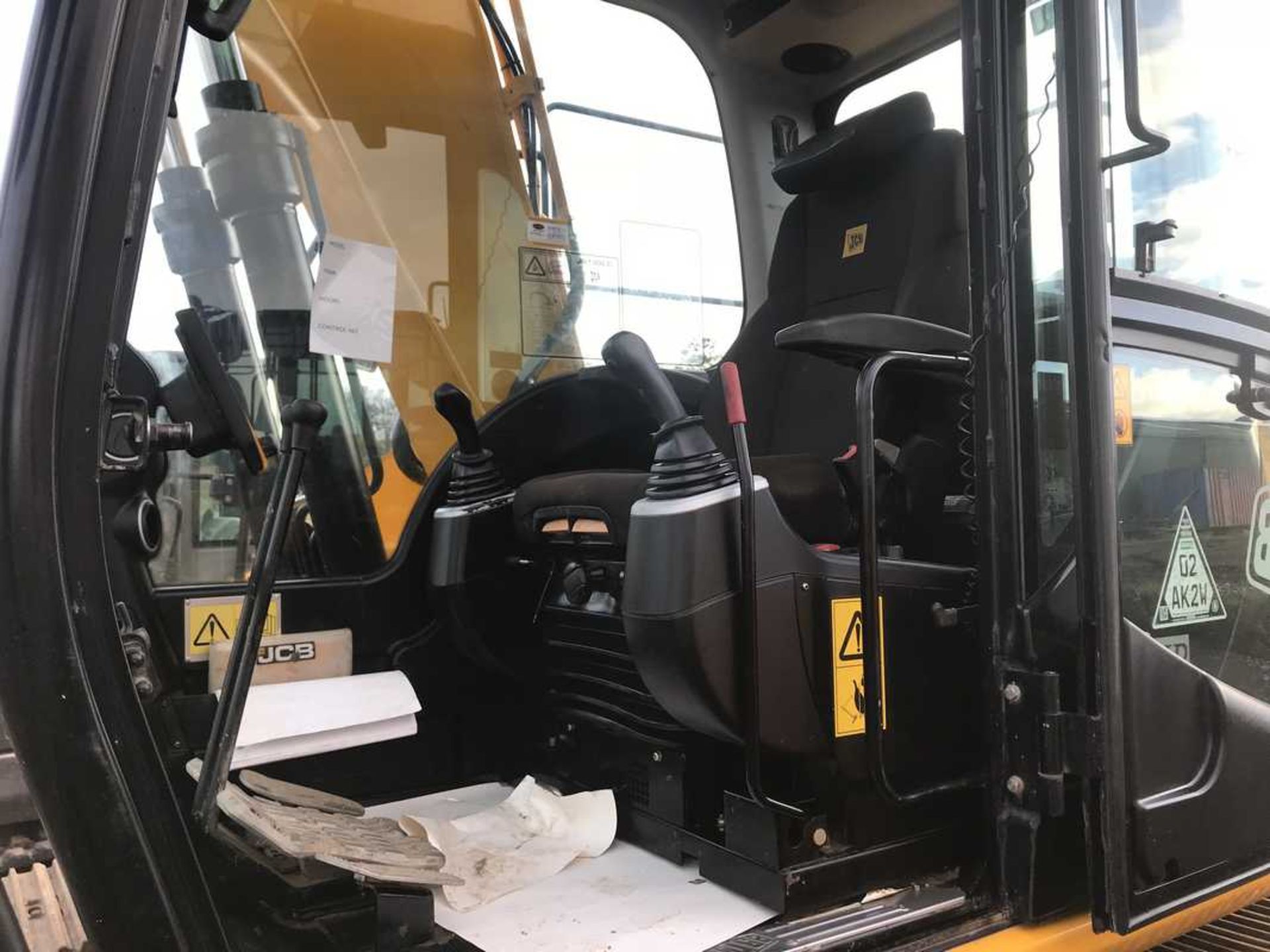 2014 JCB JS130LC c/w 700mm pads, hpw, q/hitch, vandal guards, air con, climate conrol VIN - JCBJS13E - Image 21 of 24