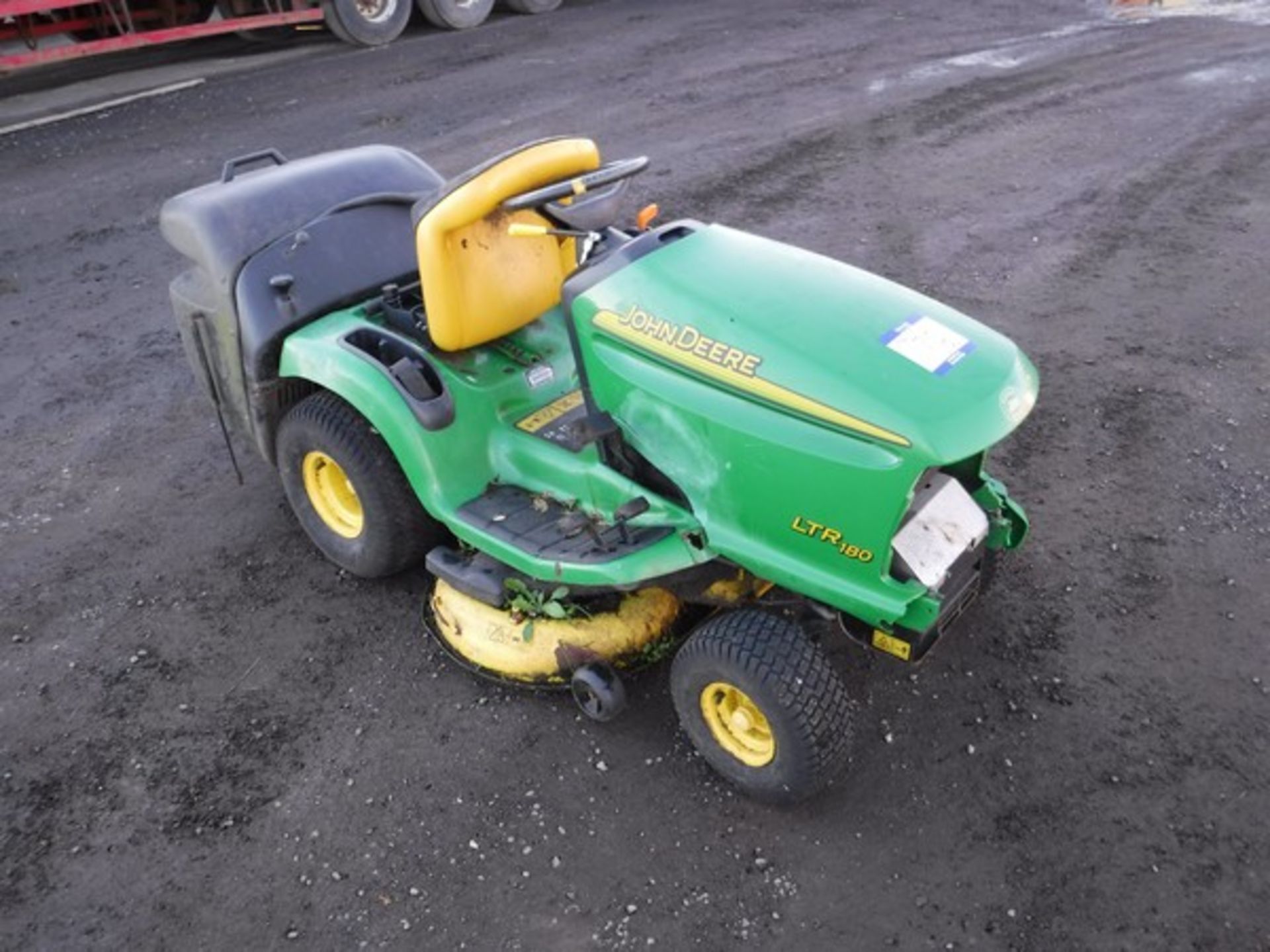 2005 JOHN DEERE LTR180. Tractor, deck & rear collector. - Image 4 of 10