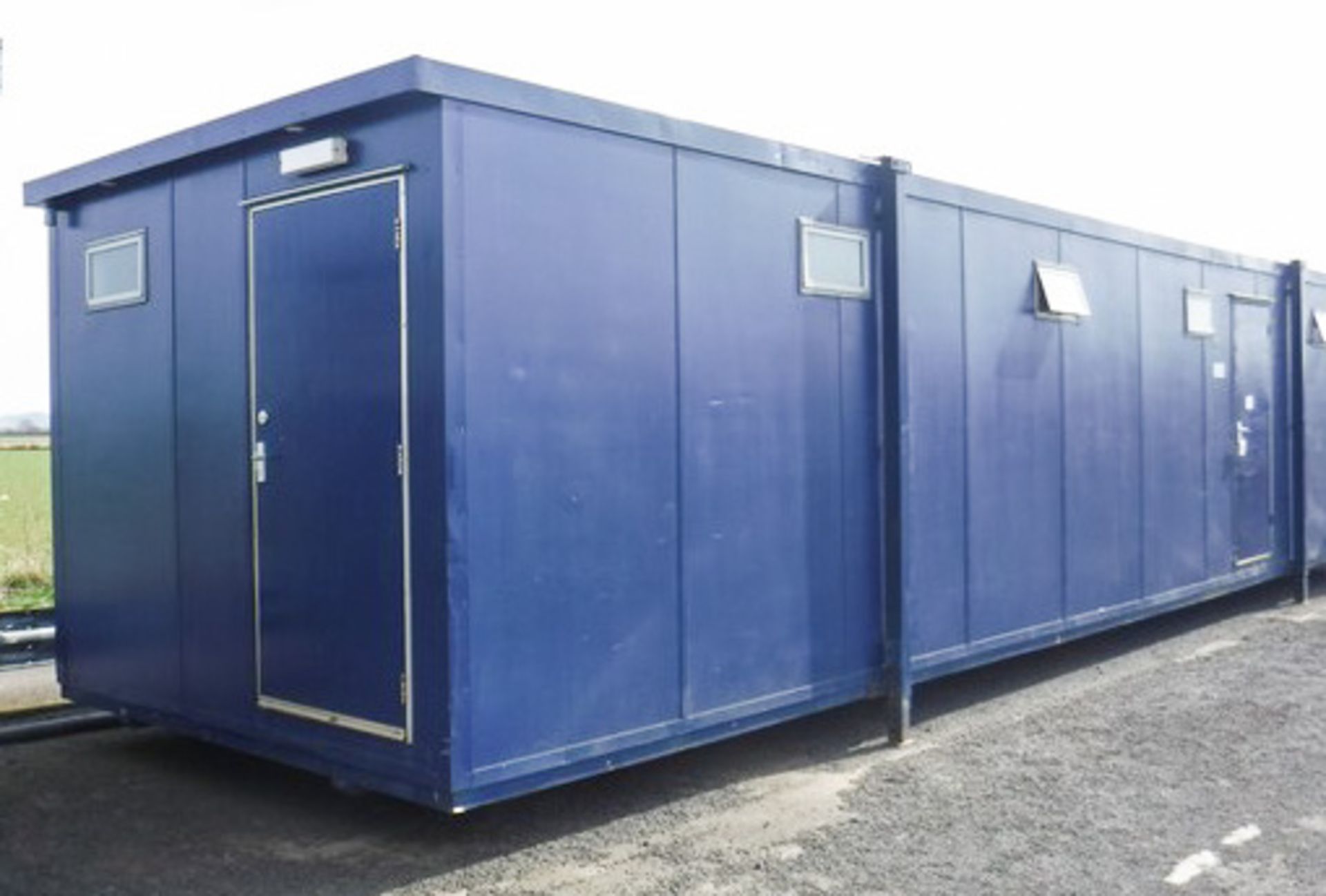 40ft x 10ft toilet block, c/w 10 cubicals, 10 urinals, 9 sinks, water heaters temp controlled anti-f - Bild 2 aus 9