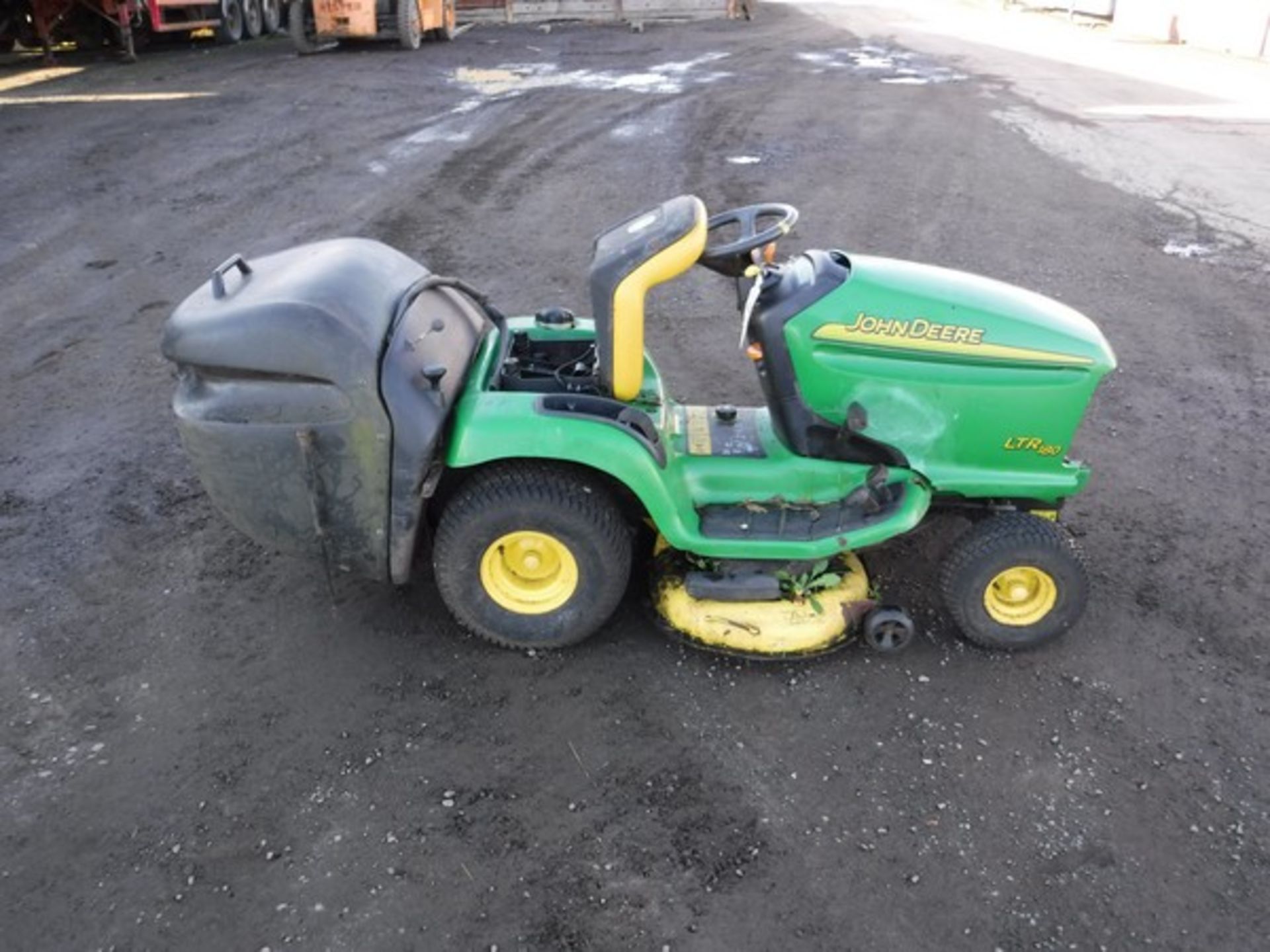 2005 JOHN DEERE LTR180. Tractor, deck & rear collector. - Image 5 of 10