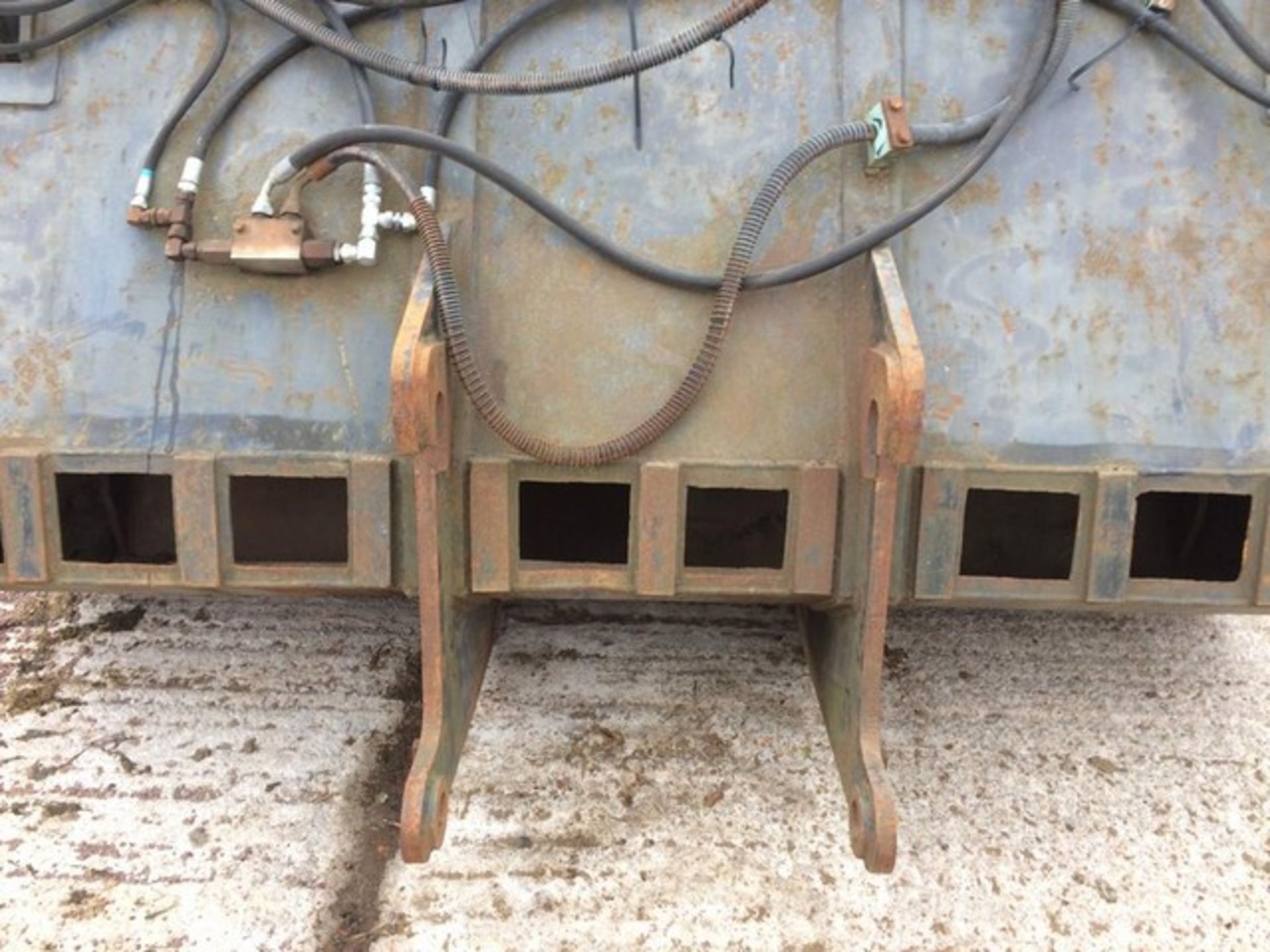 7ft bucket has Merlo fittings. **To be sold from Errol auction site. Viewing and uplift from Biggar - Image 5 of 6