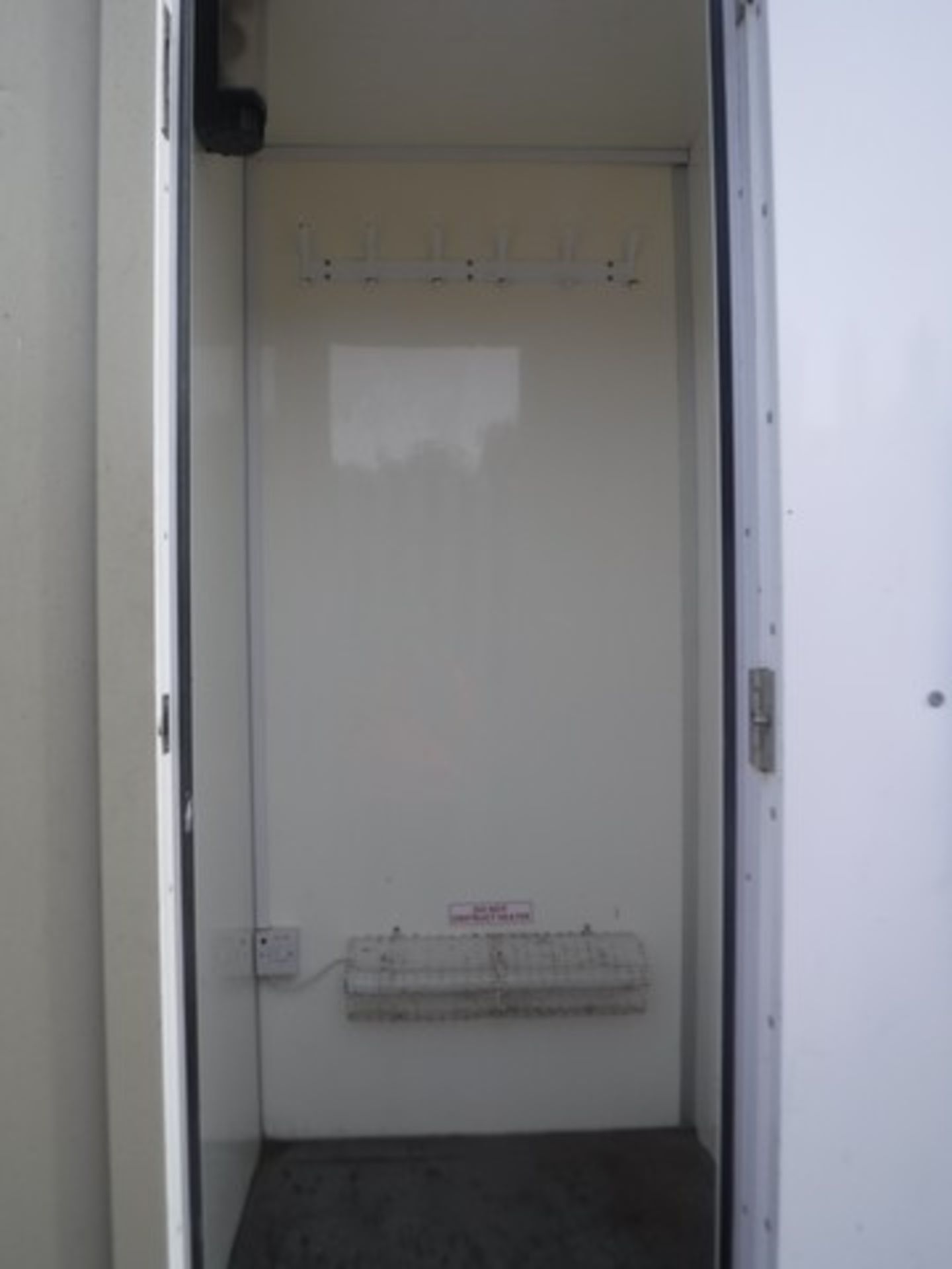 12 x 8 TOWABLE welfare cabin. Onboard generator, kitchen facilities, toilet & drying room. S/N SSM10 - Image 20 of 22