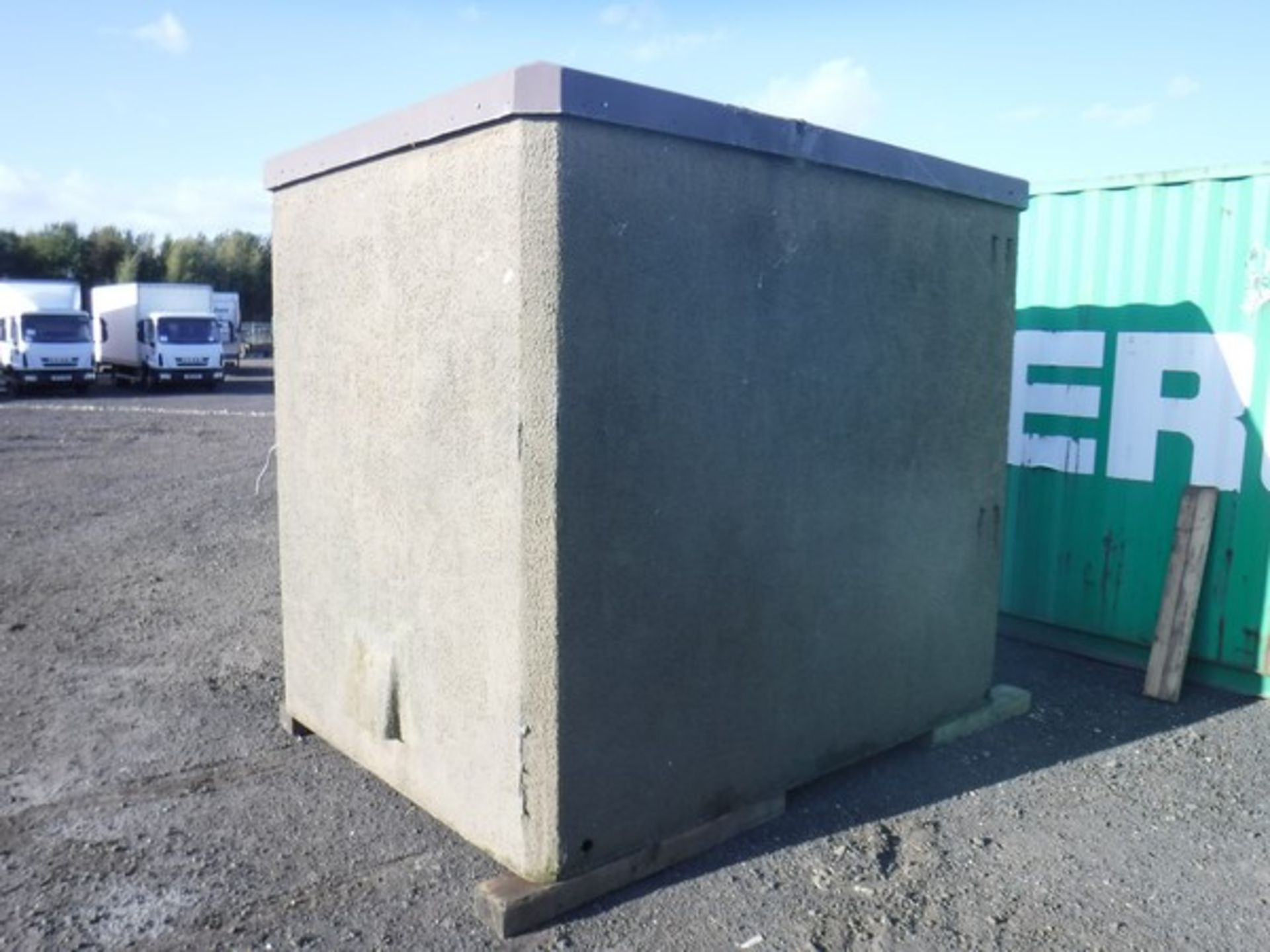 STORAGE container/kiosk/ shed. Fibreglass construction. 2.5m x 2m x 2.2m high. 1 door with padlock c - Image 2 of 4