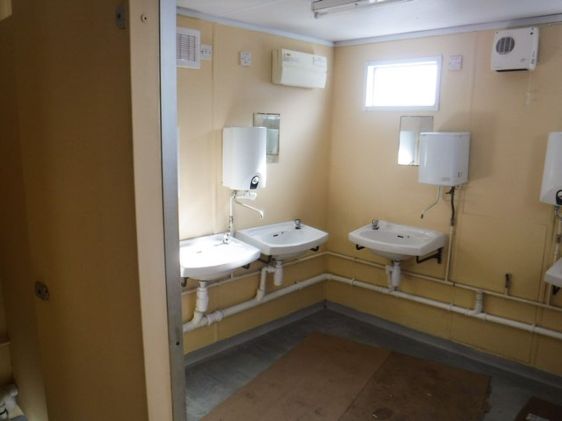 40ft x 10ft toilet block, c/w 10 cubicals, 10 urinals, 9 sinks, water heaters temp controlled anti-f - Bild 5 aus 9