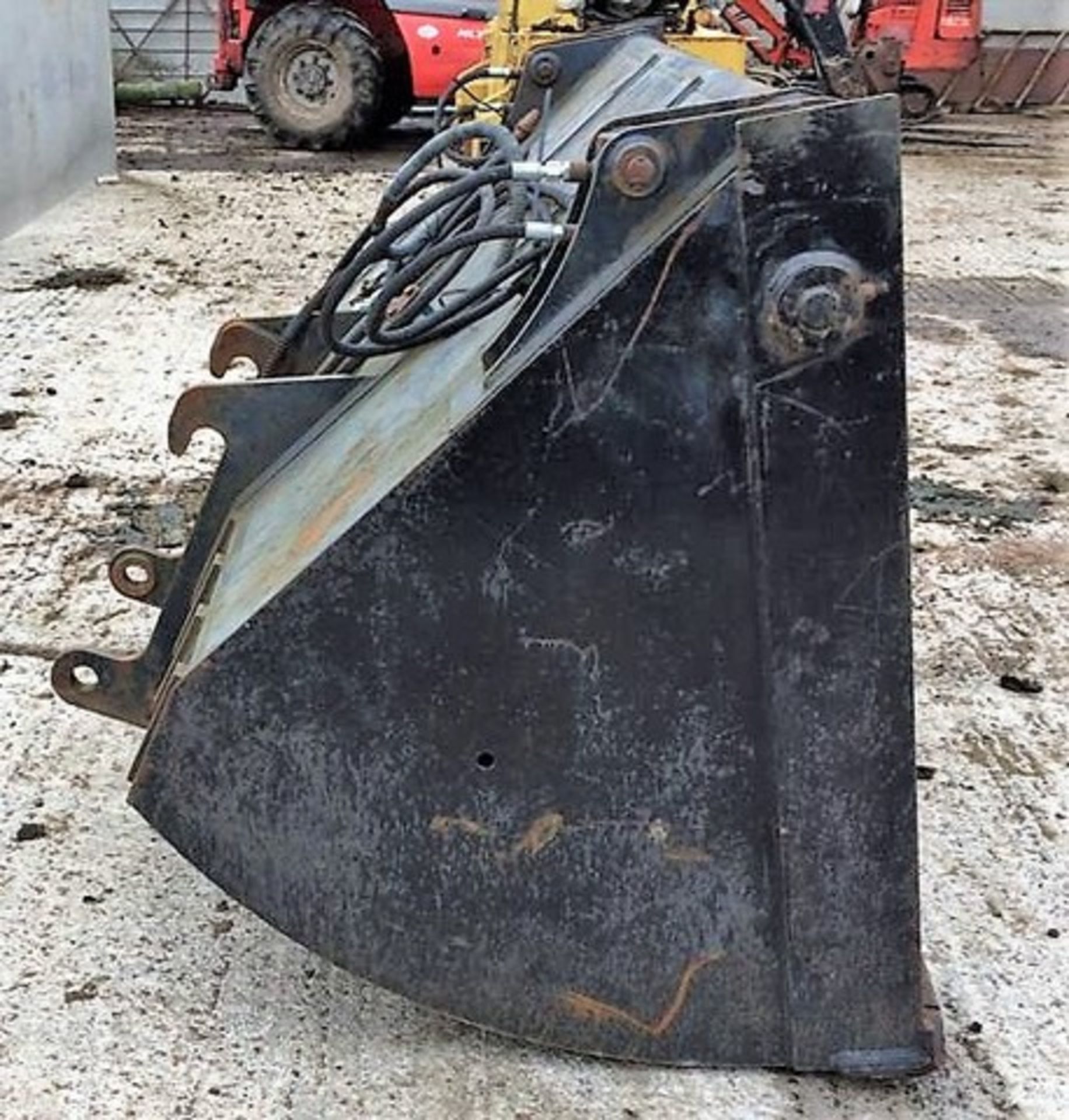 7ft bucket has Merlo fittings. **To be sold from Errol auction site. Viewing and uplift from Biggar - Image 2 of 6
