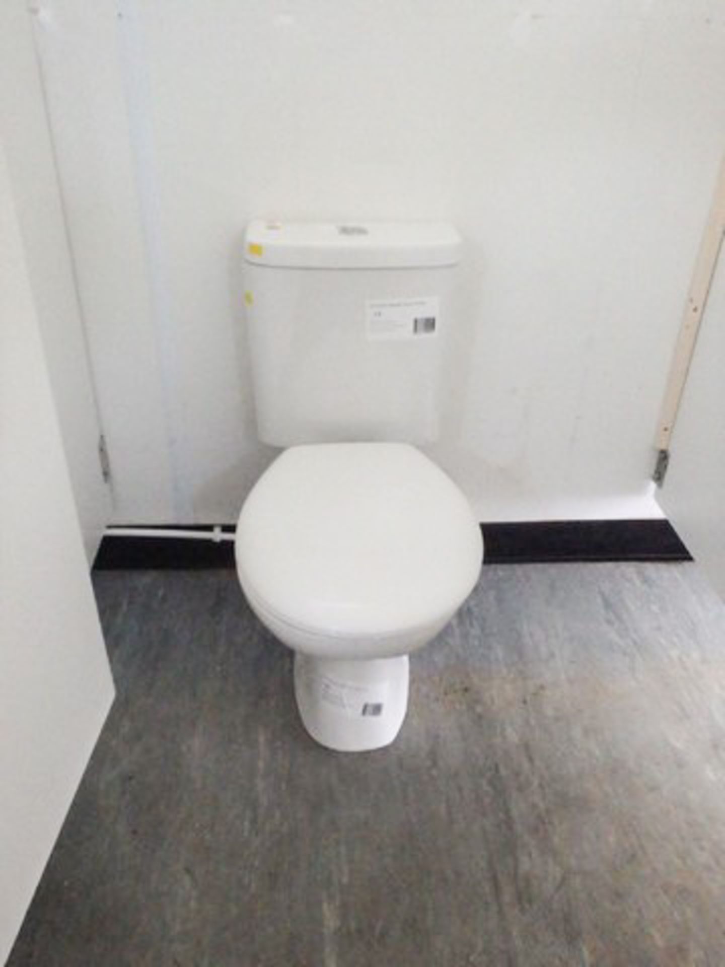 32ft x 10ft toilet block refurbished, 3 stainless steel urinals, 3 cubicals with plumbing for outsid - Bild 8 aus 10