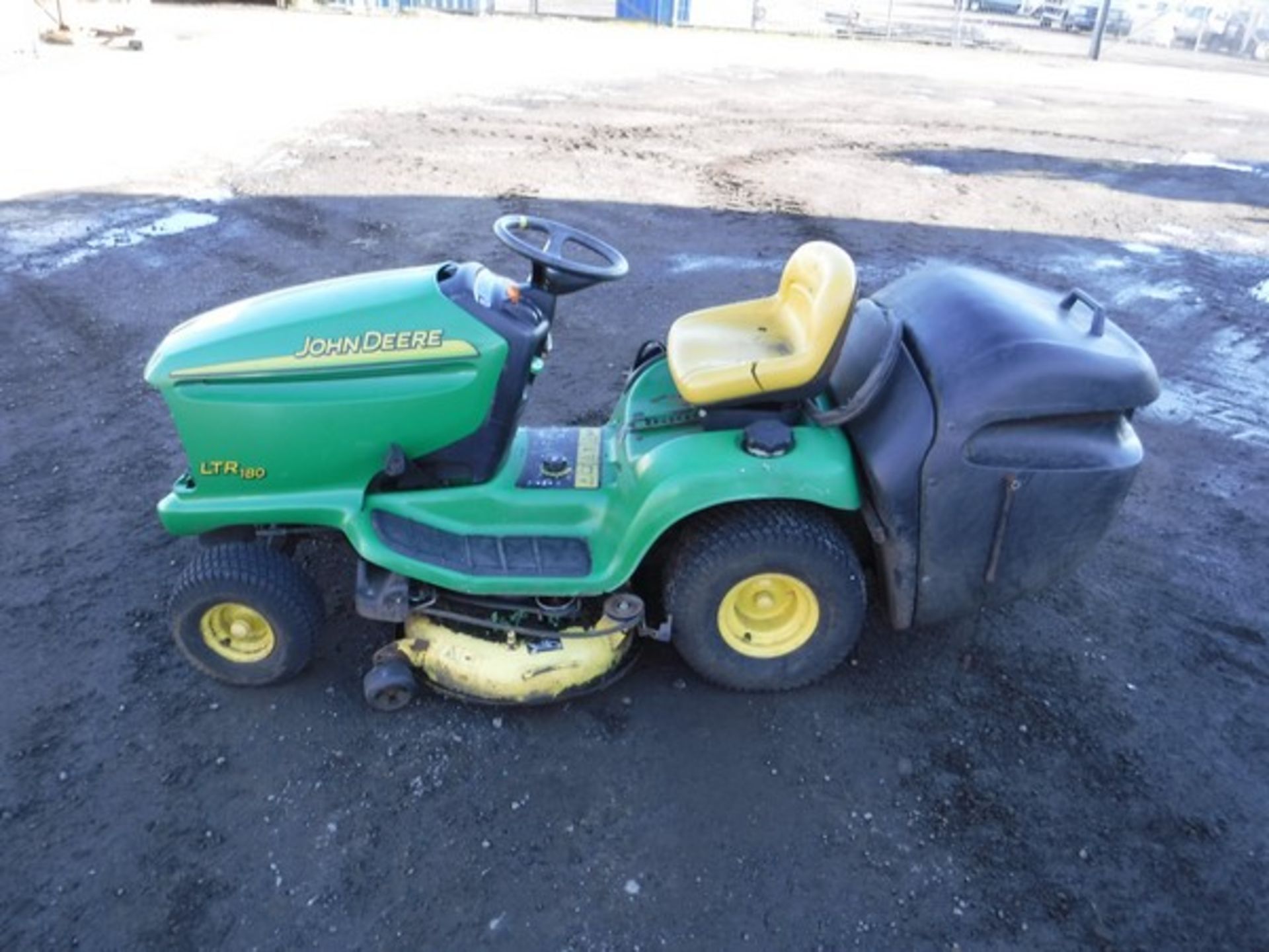 2005 JOHN DEERE LTR180. Tractor, deck & rear collector. - Image 8 of 10