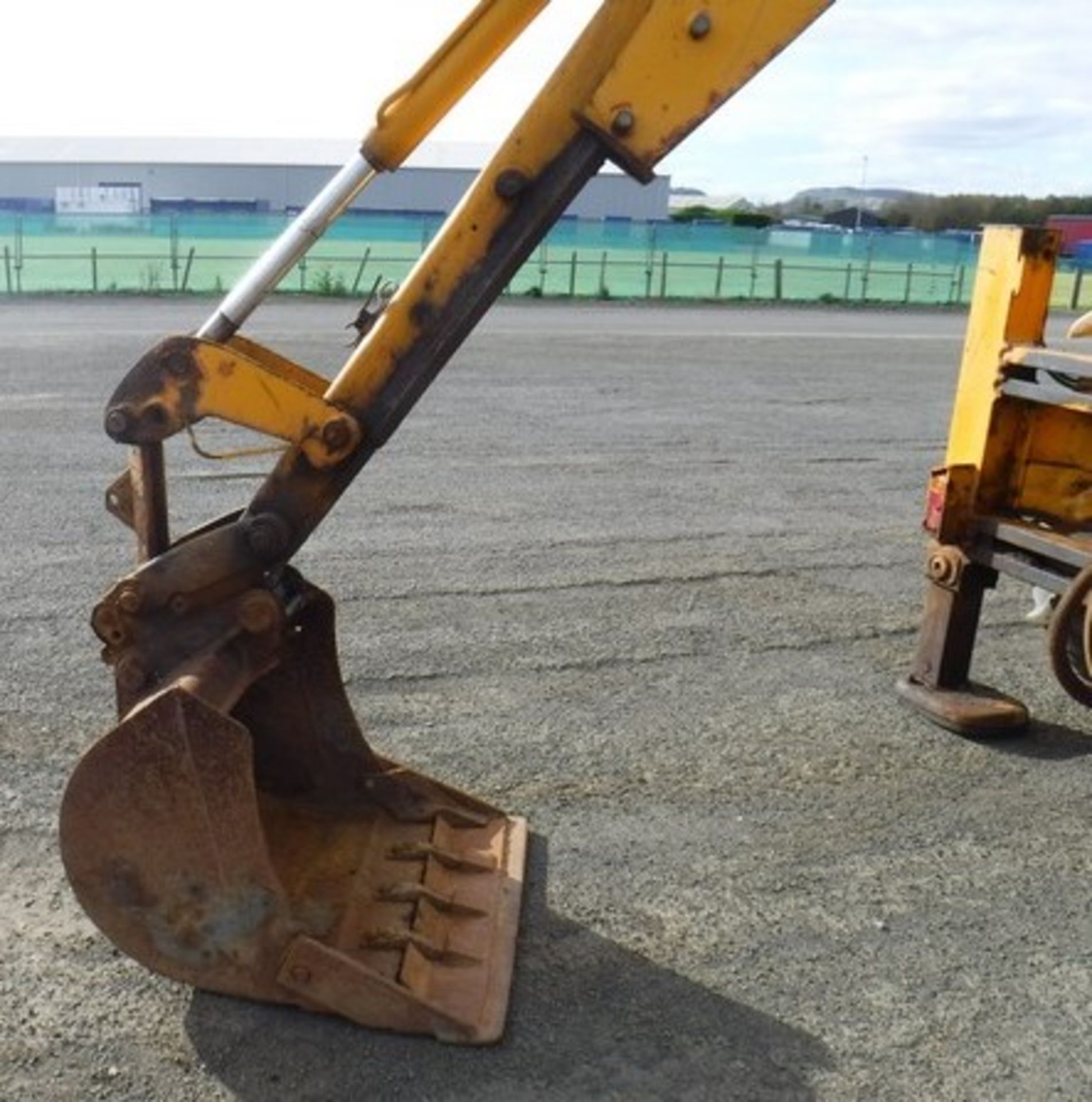 2006 JCB 3CX backhoe loader c/w 1 rear bucket & 1 front bucket.. Reg - SV55 FPD. S/N 0967334. 6142hr - Image 2 of 17