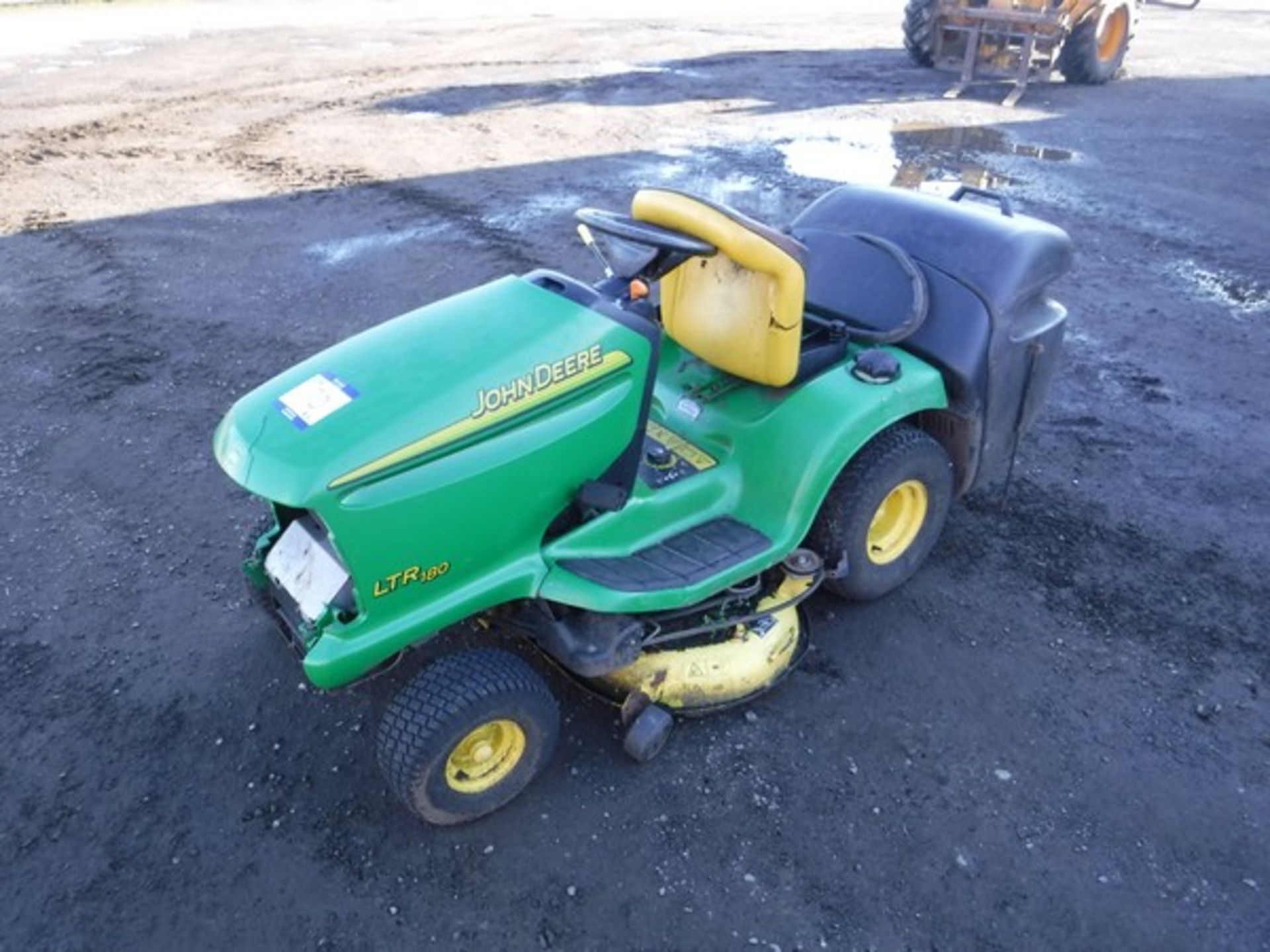 2005 JOHN DEERE LTR180. Tractor, deck & rear collector.