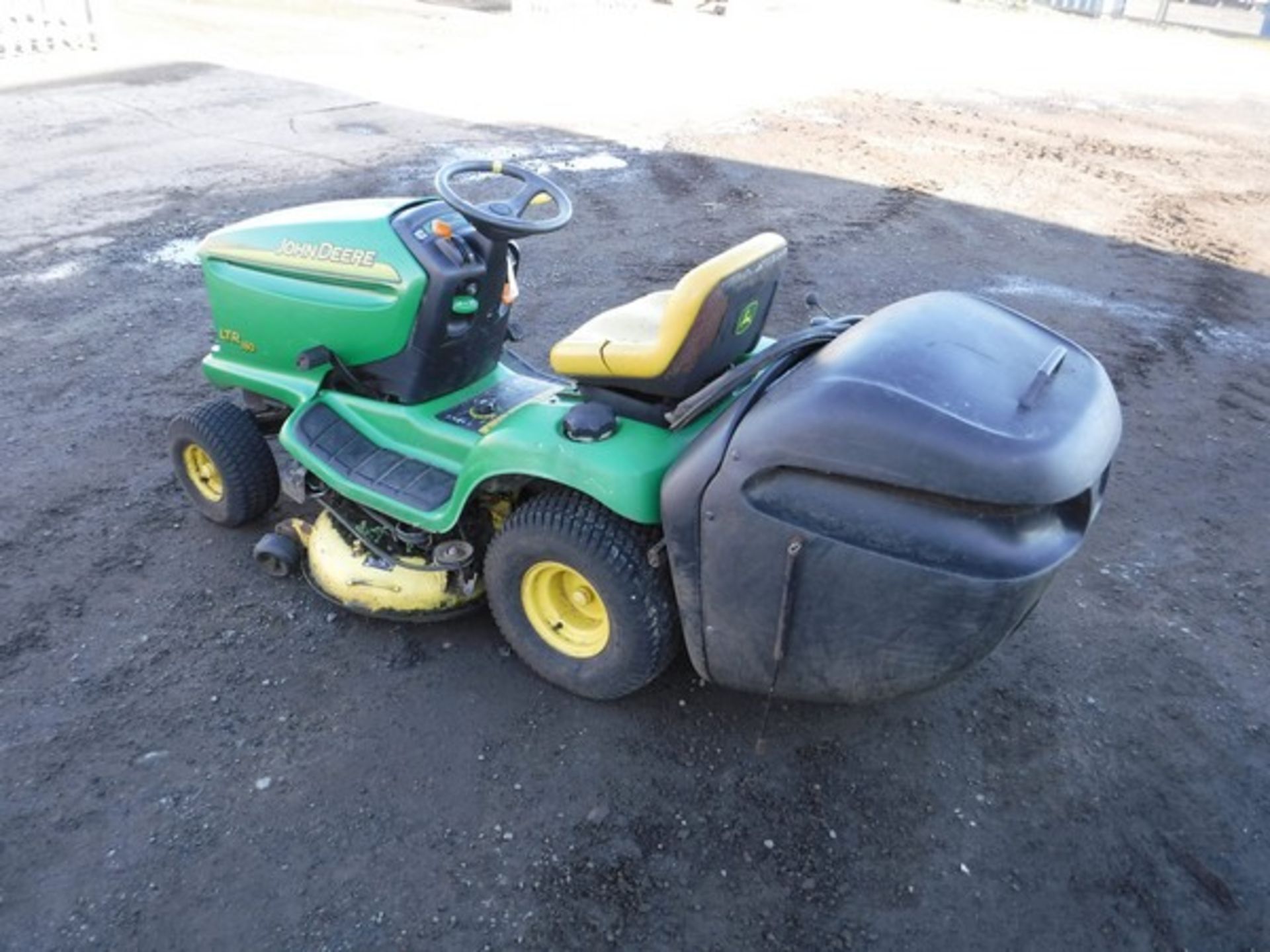 2005 JOHN DEERE LTR180. Tractor, deck & rear collector. - Image 7 of 10