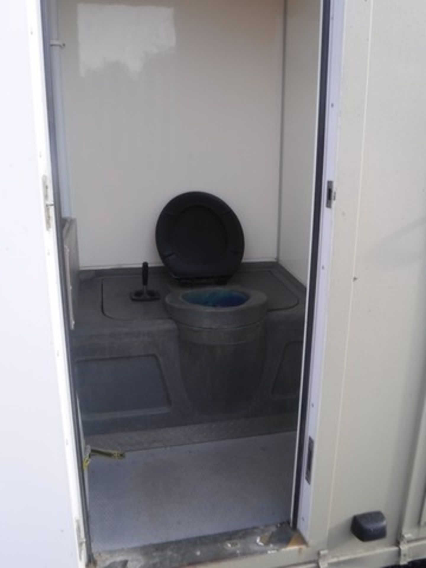 12 x 8 TOWABLE welfare cabin. Onboard generator, kitchen facilities, toilet & drying room. S/N SSM10 - Image 2 of 22