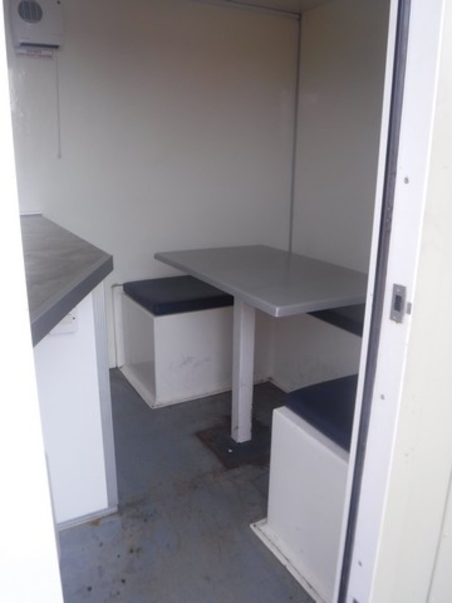 12 x 8 TOWABLE welfare cabin. Onboard generator, kitchen facilities, toilet & drying room. S/N SSM10 - Image 4 of 22