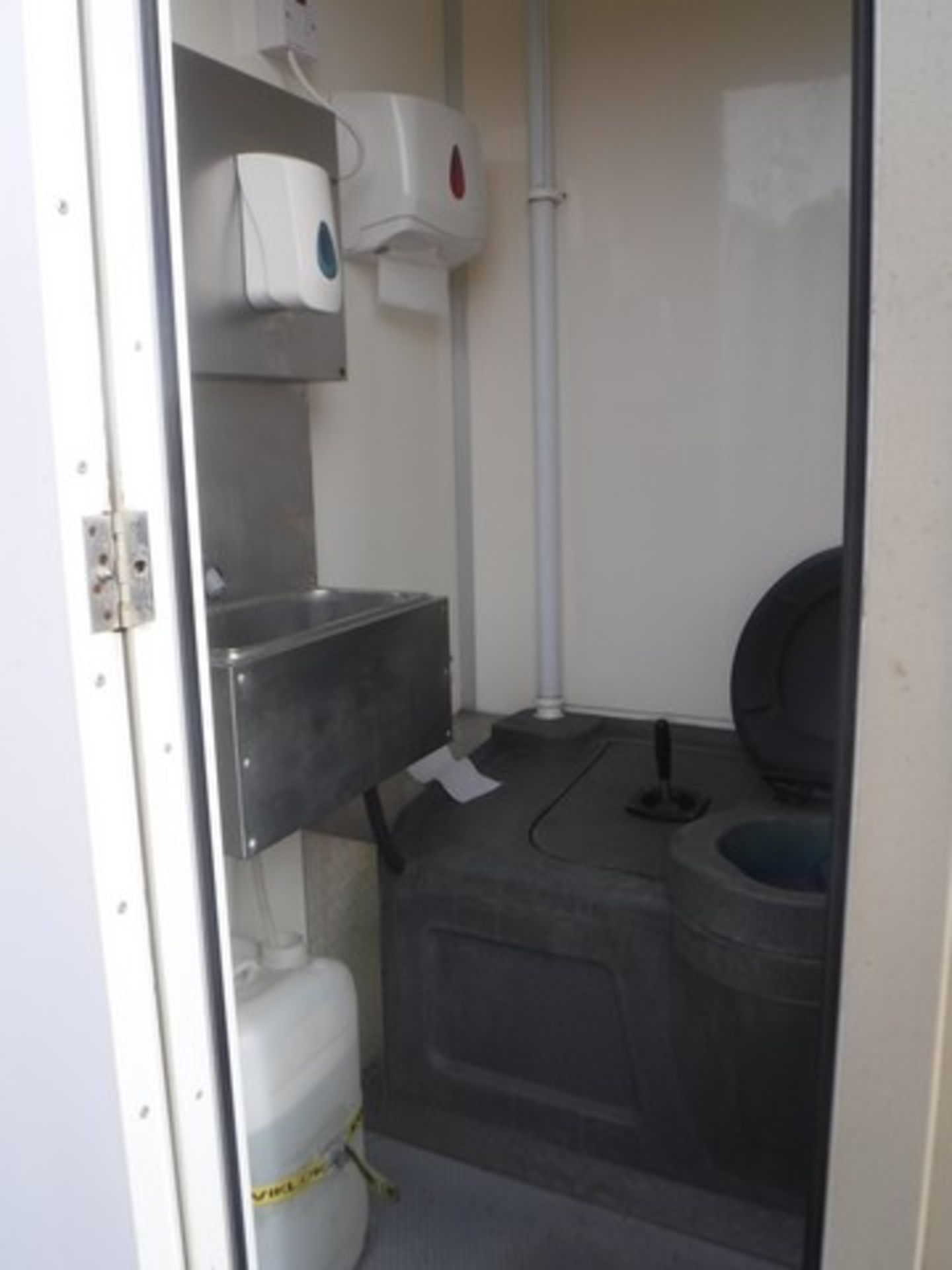 12 x 8 TOWABLE welfare cabin. Onboard generator, kitchen facilities, toilet & drying room. S/N SSM10 - Image 3 of 22