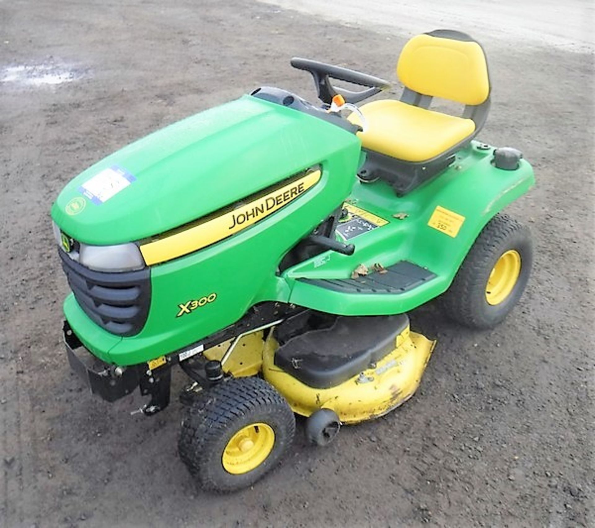 JOHN DEERE X300 42" edge deck. S/N MOX3000G085061