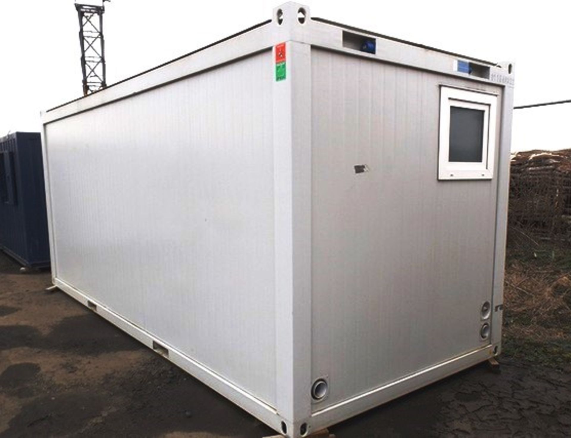 20ft X 8ft SLEEPER UNIT (ex-display), insulated roof, walls and floor c/w toilet, sink, shower, 2 el - Image 11 of 19