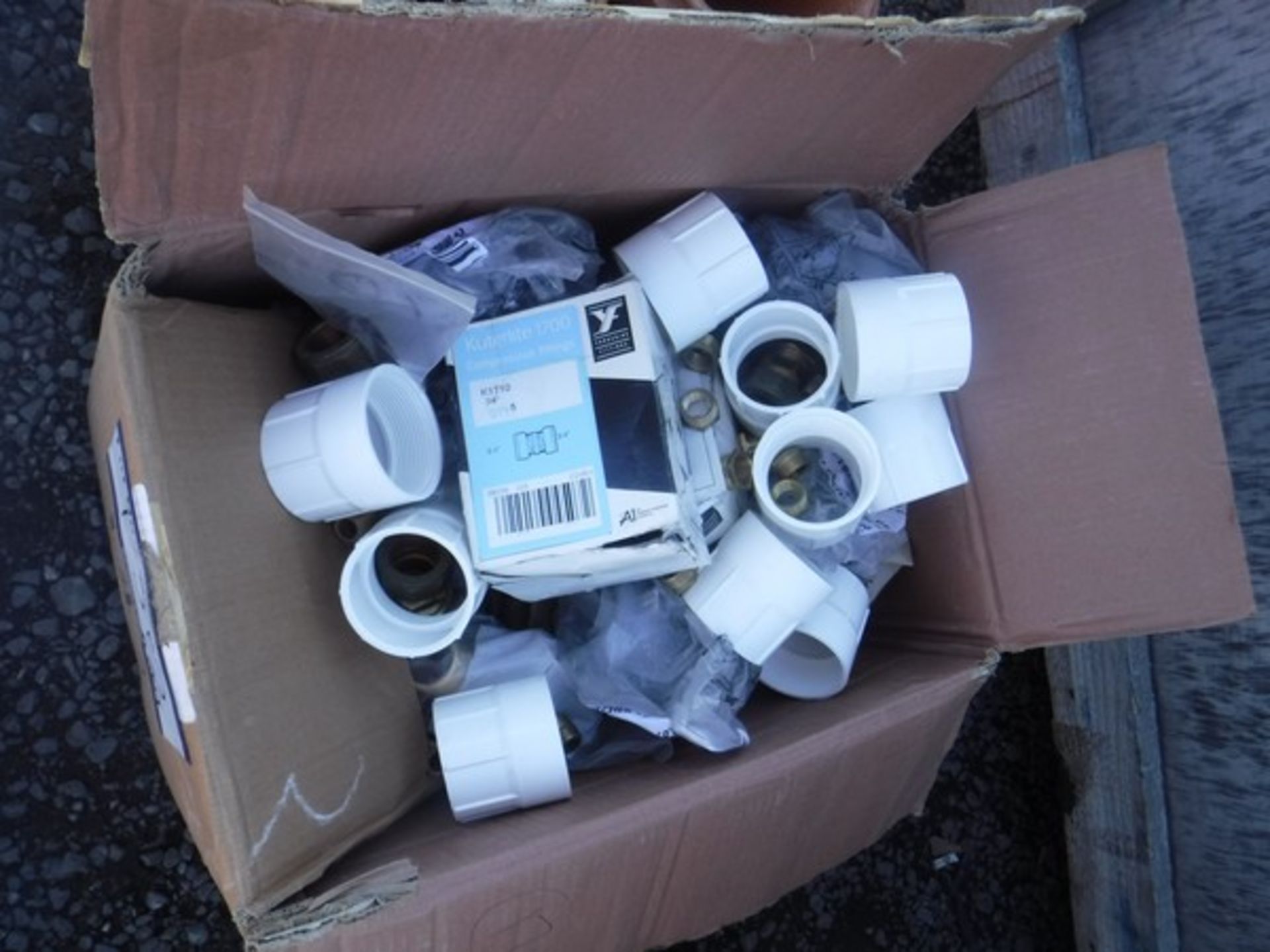 Plumbing joints,couplers,brass jets, clay pipes, lengths of plastic piping, toilet seats, various pl - Image 2 of 7