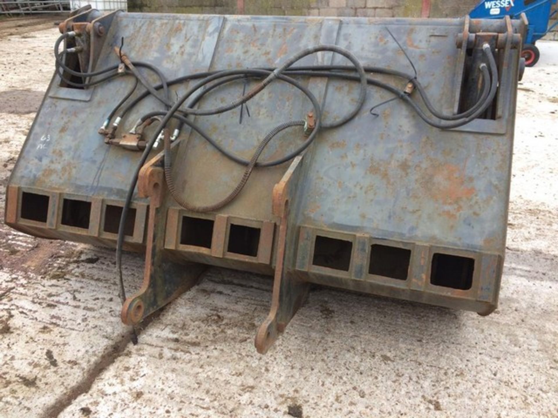 7ft bucket has Merlo fittings. **To be sold from Errol auction site. Viewing and uplift from Biggar - Image 3 of 6