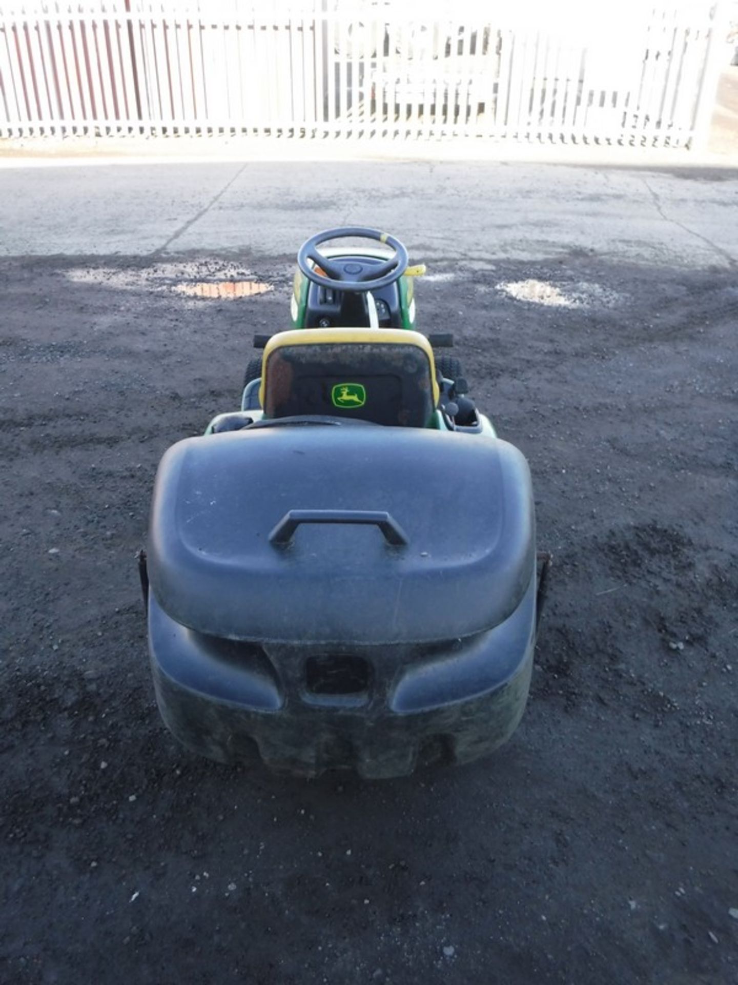 2005 JOHN DEERE LTR180. Tractor, deck & rear collector. - Image 6 of 10