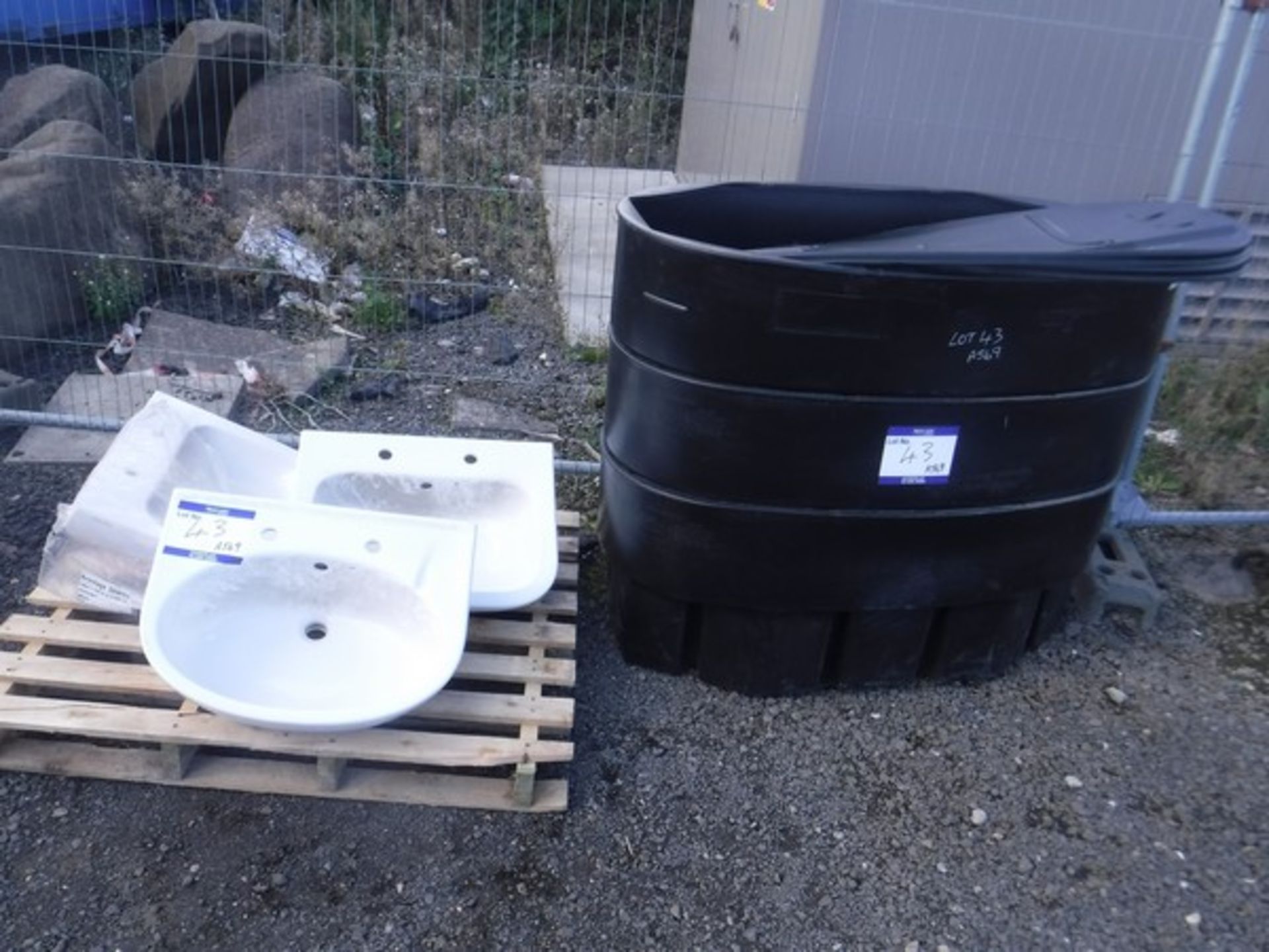 3 x white sinks, 3 x plastic 50 gallon tanks. - Image 2 of 3