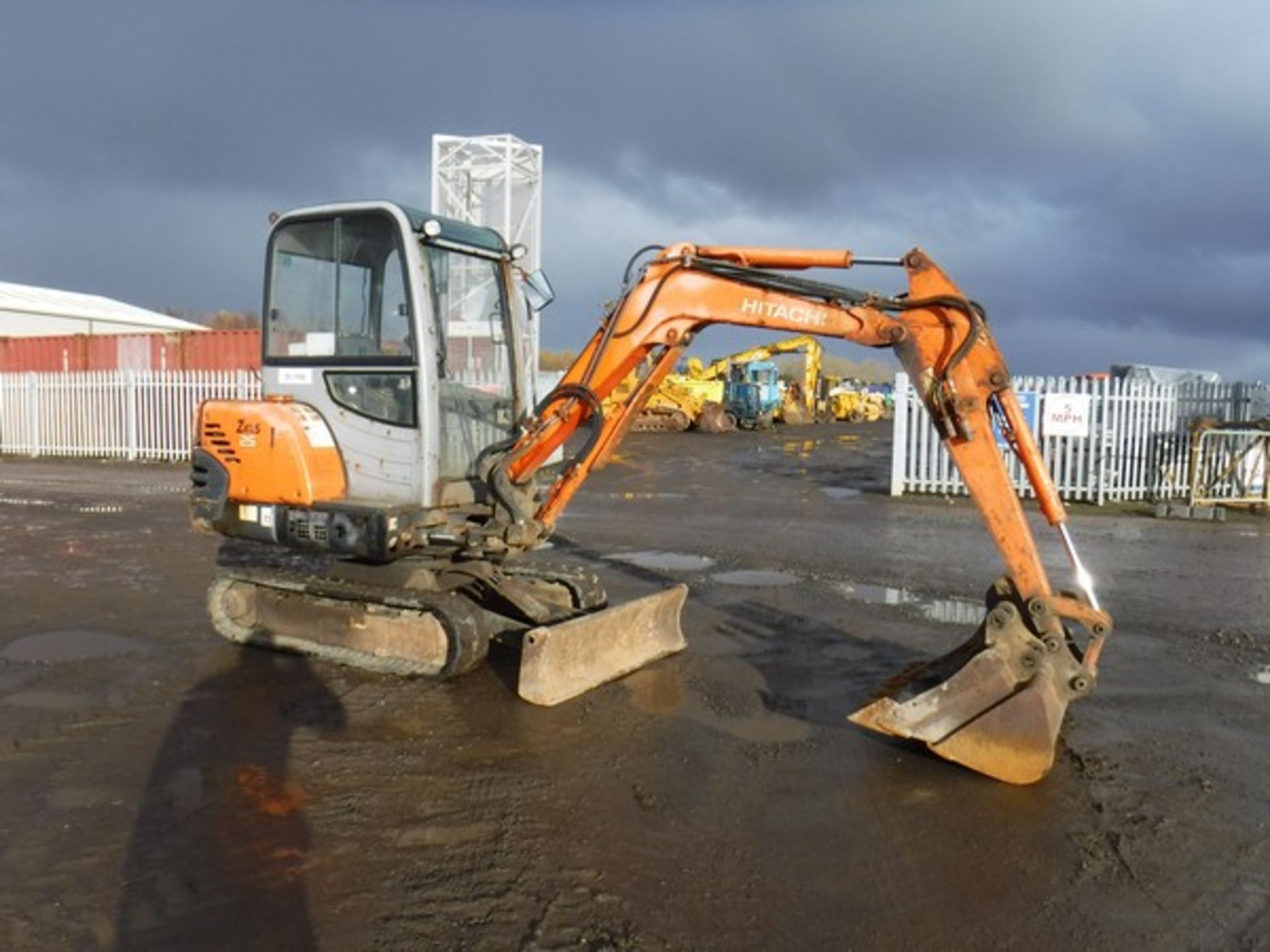 2009 HITACHI ZX25 CLR S/N HCEILROOA00002319 c/w 3 buckets 2692 hrs (not verified) - Image 3 of 16