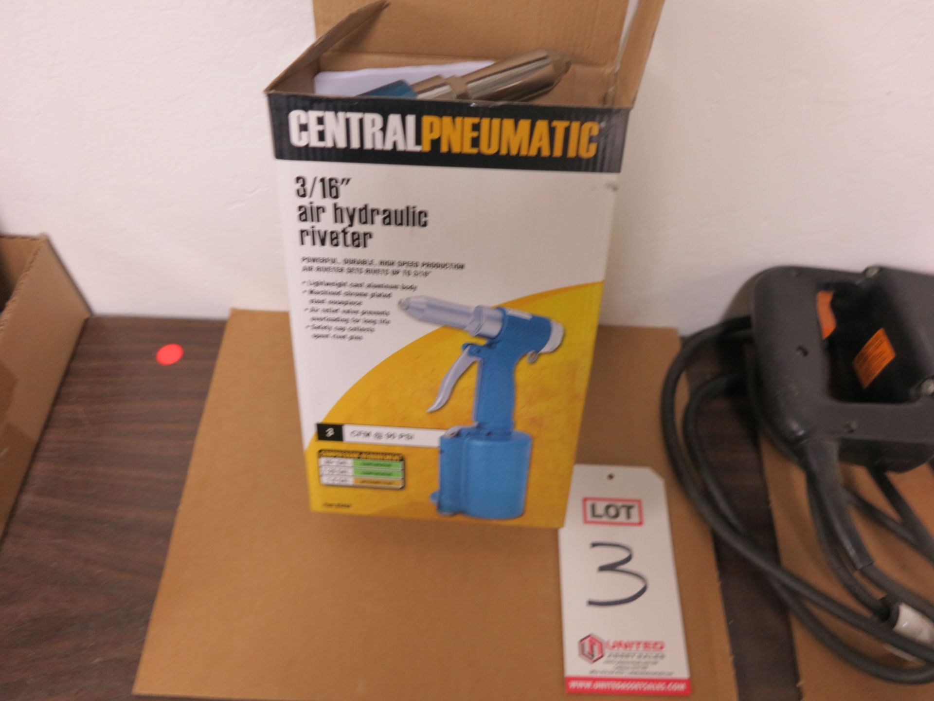 CENTRAL PNEUMATIC RIVET GUN, 3/16"