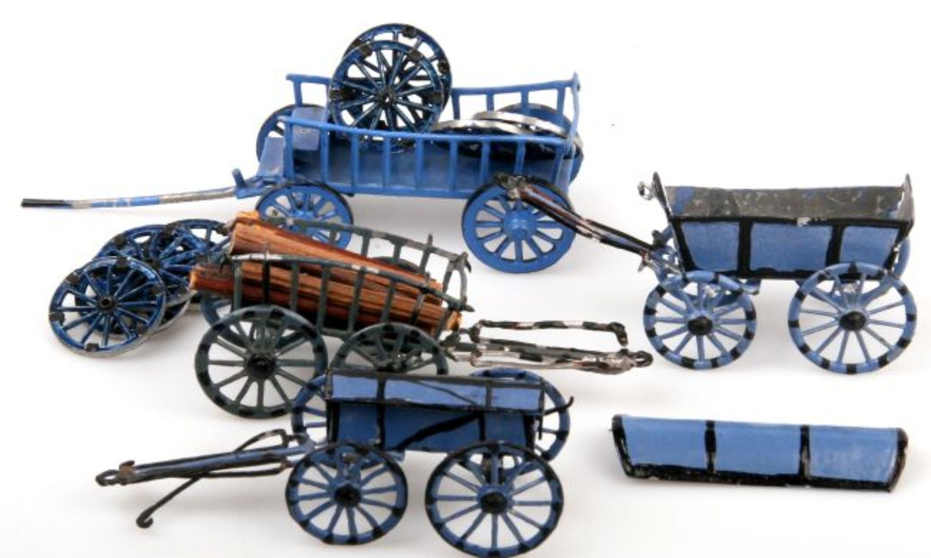 Preußen um 1760, 2 plastische, zweiachsige Leiterwagen mit Rädern bzw. Holz beladen, 2 plastische,