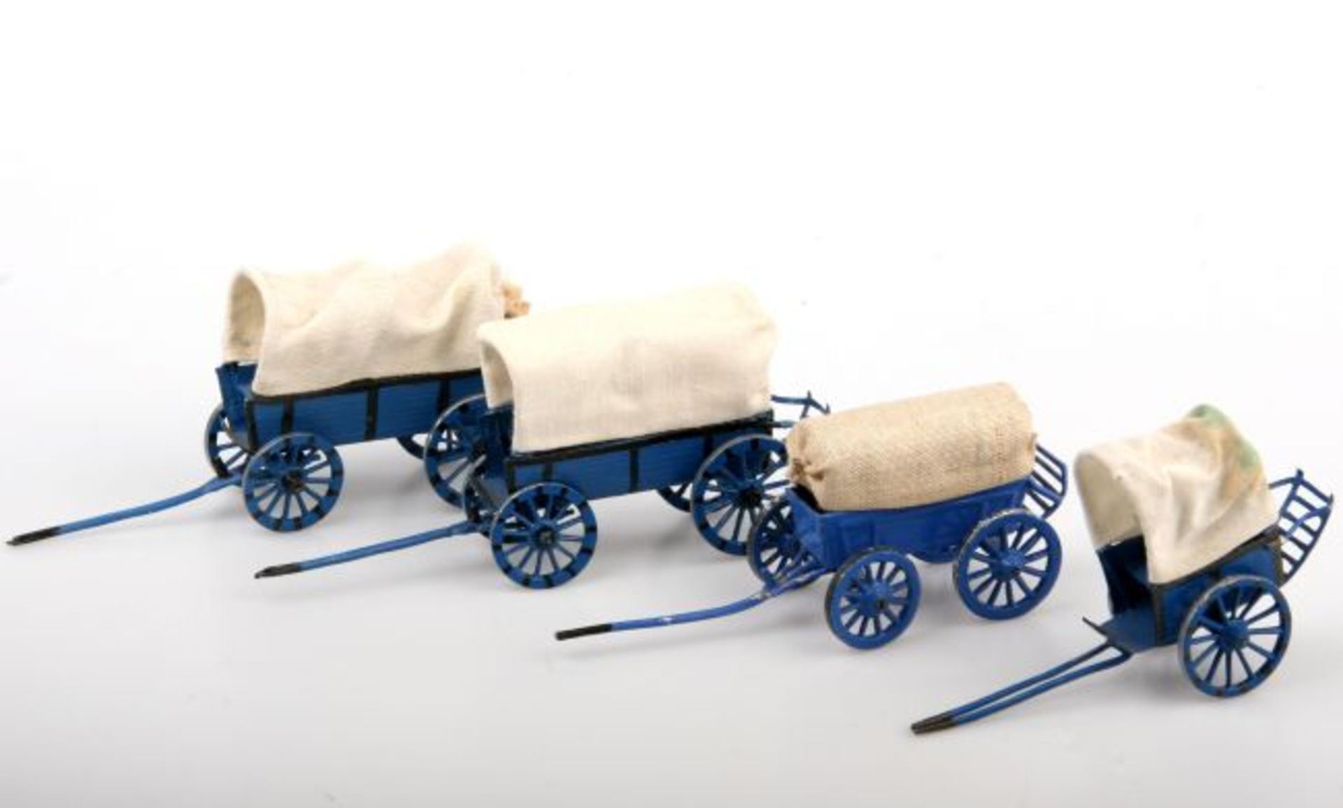 Preußen um 1760, Train, 3 zweiachsige, plastische Wagen, 1 einachsiger, plastischer Karren,