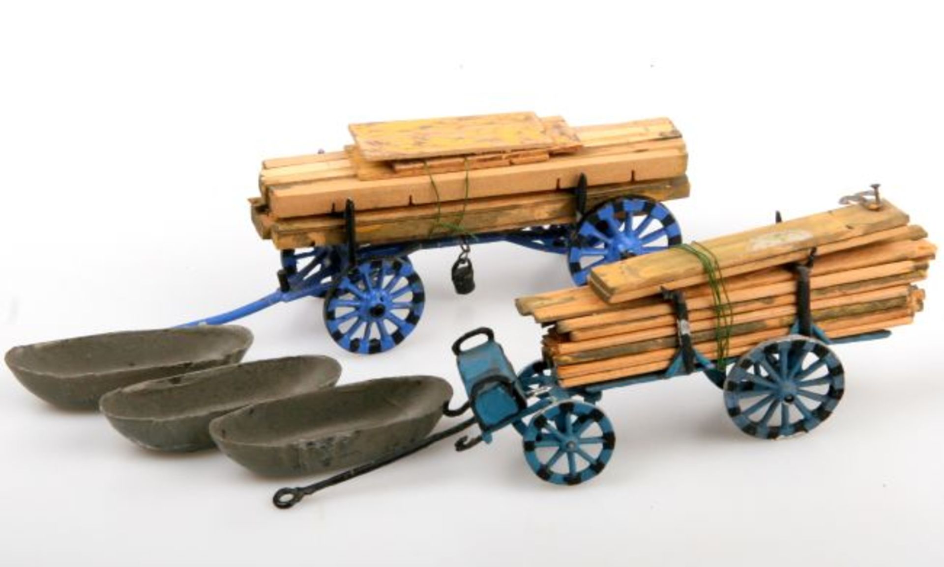 Preußen um 1760, 2 zweiachsige, plastische Brückenbau-Wagen, mit Brettern und Balken beladen, 3