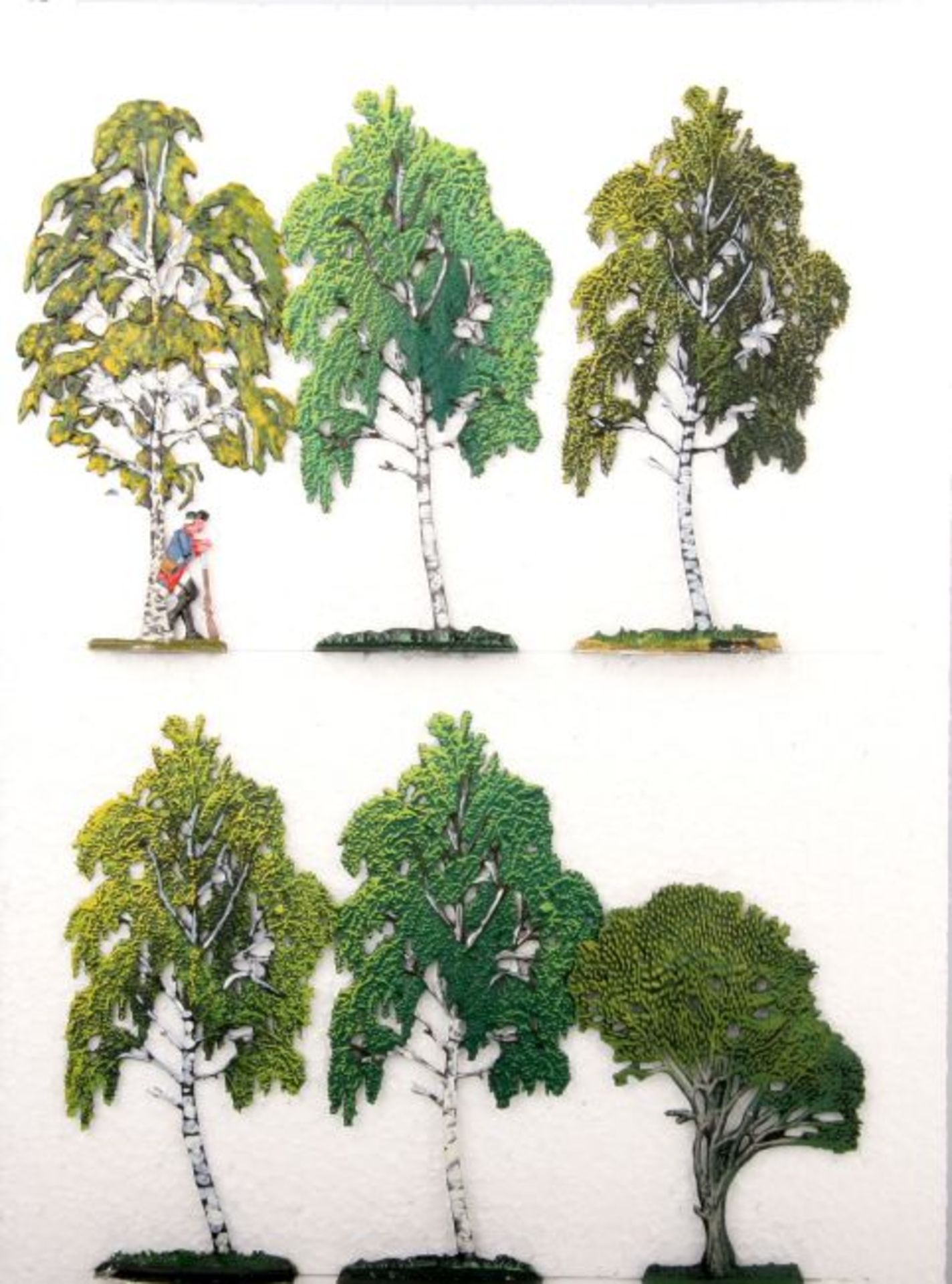 6 Laubbäume Sommer, meist Birken, bei einer preußischer Musketier an Stamm gelehnt, Höhe ca. 9,5-