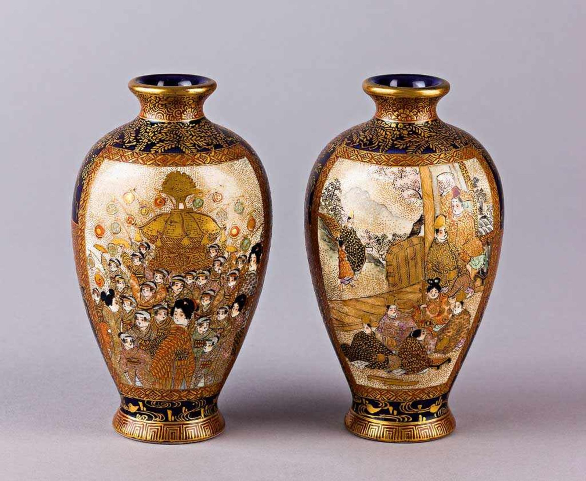 Paar kleine Satsuma-Vasen. Kobaltfond. Jew. zwei große Reserven mit Palastszenen und Szenen zum