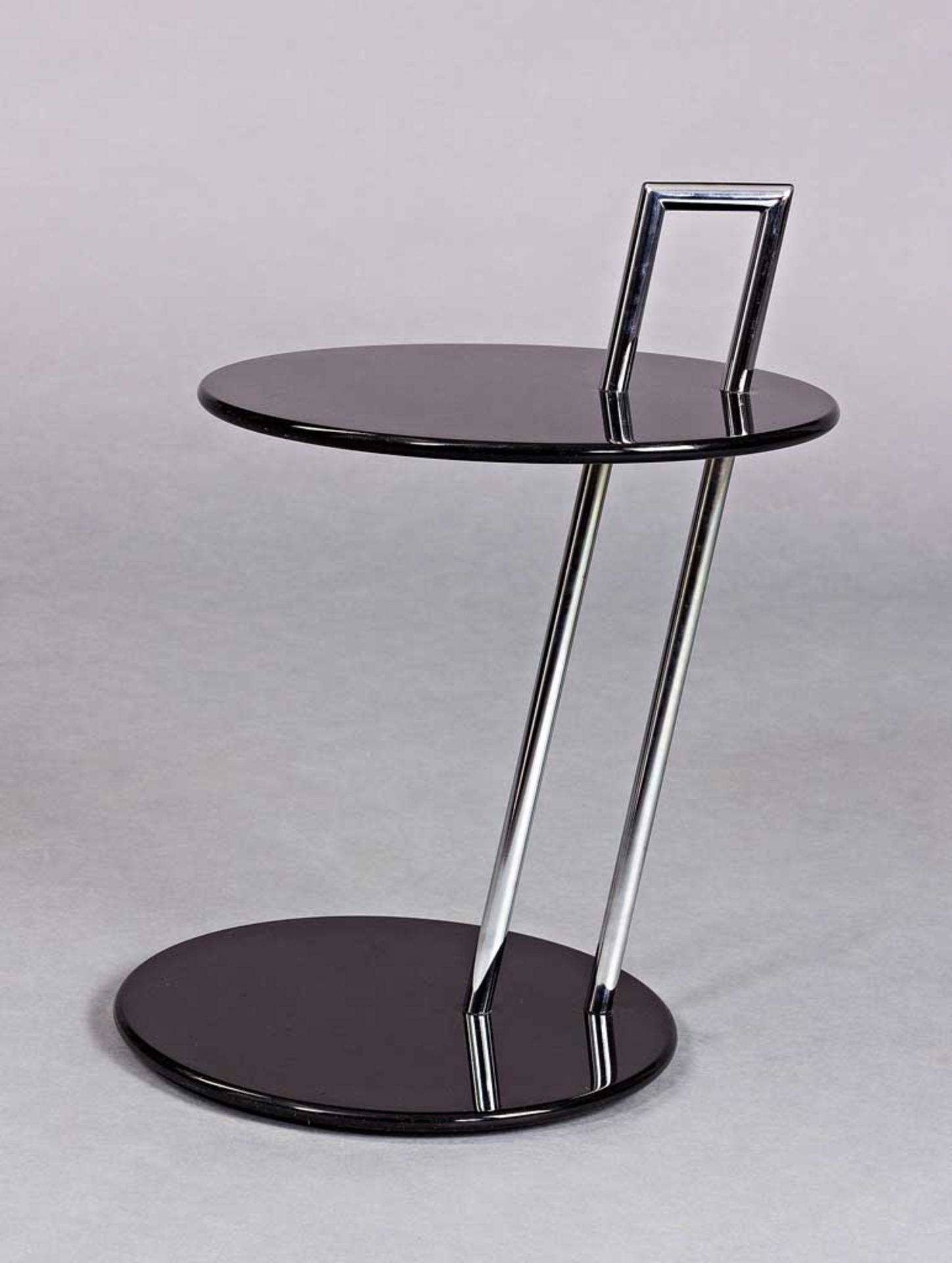 Occasional Table. Schwarzlack und Stahlrohr. Entwurf Eileen Gray 1927. Etikett "Vereinigte