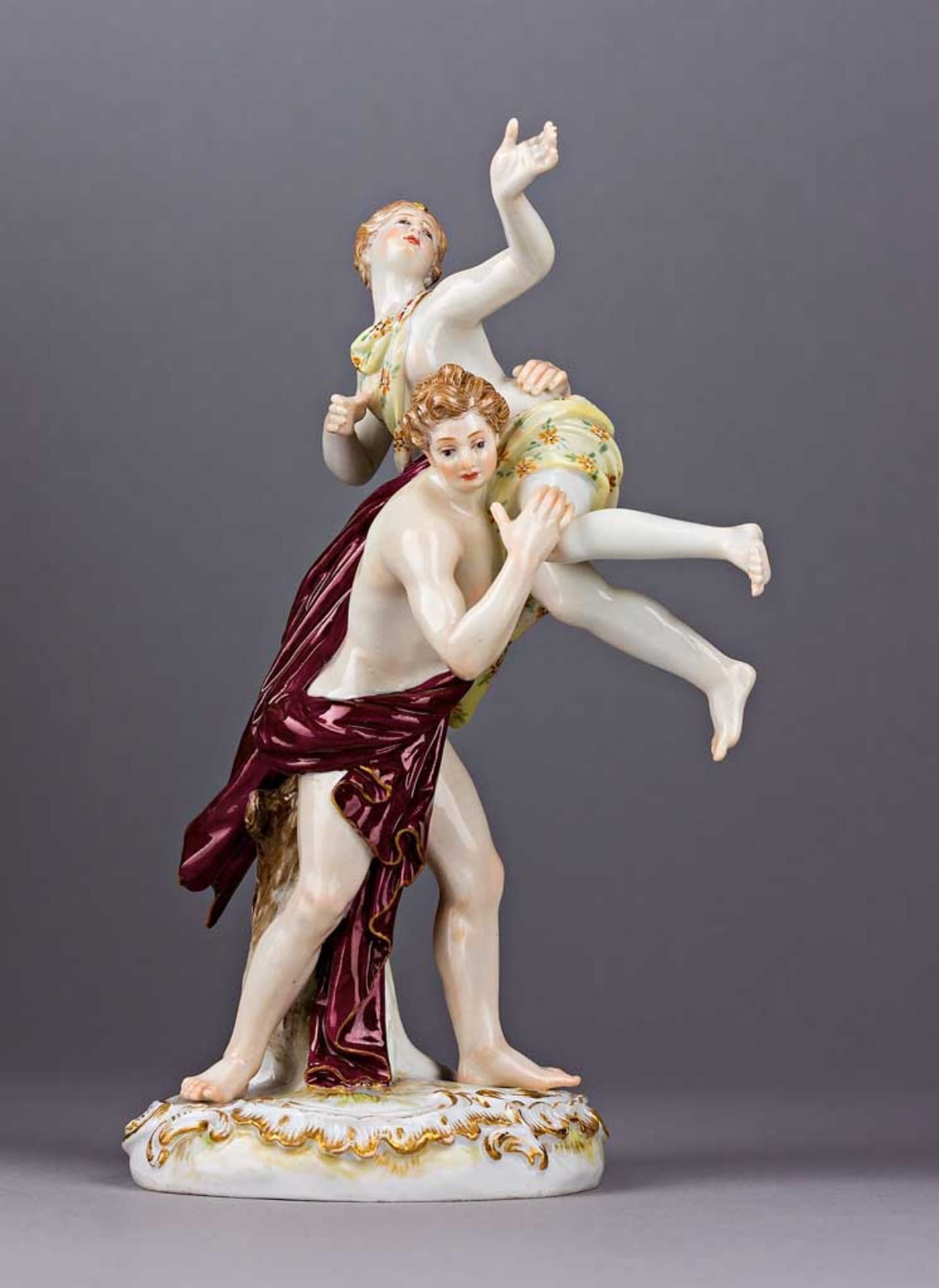 Der Raub der Sabinerinnen. Polychrom und golden staffierte Figurine auf Rocaillensockel. Modell