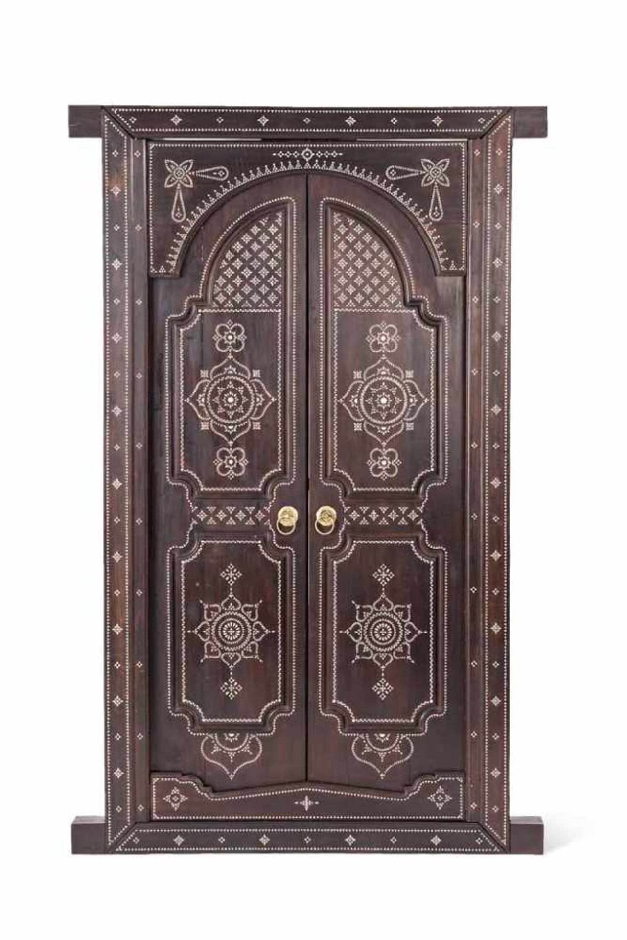 Prächtiges Portal. Zweiflügelig. Türen mit Kassettengliederung. Ornamentale