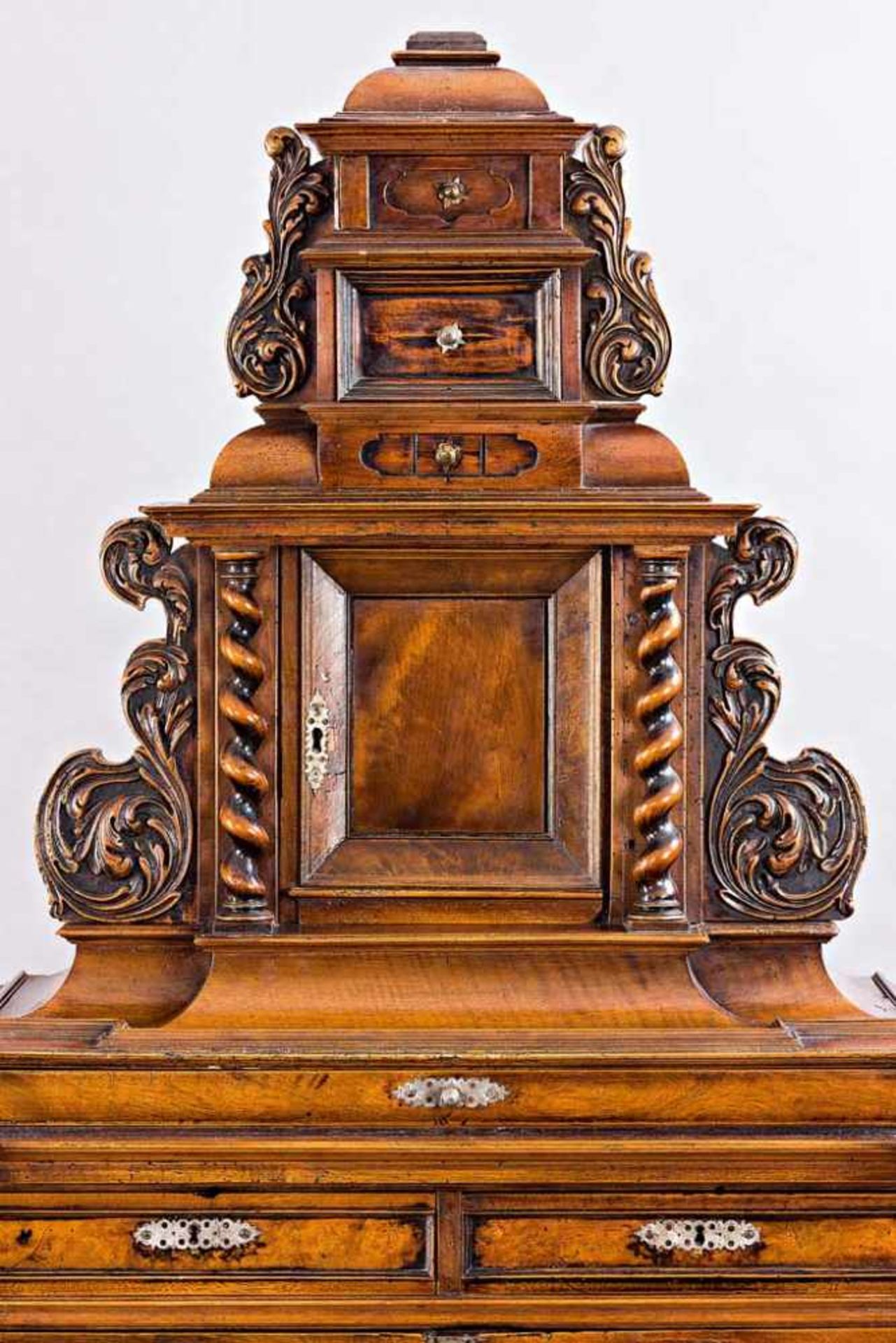 Kabinettschrank im Renaissance-Stil. Architektonisch gegliederter Korpus. Risalitartig vorspringende - Bild 3 aus 3