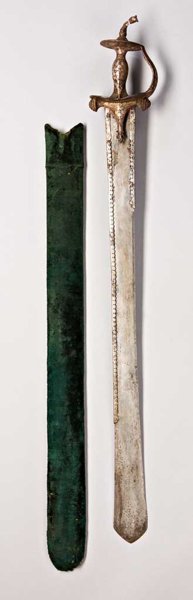 Khanda. Breite Klinge mit verzierten Eiseneinfassungen. Bügelgefäß mit Stichblatt und Scheibenknauf,
