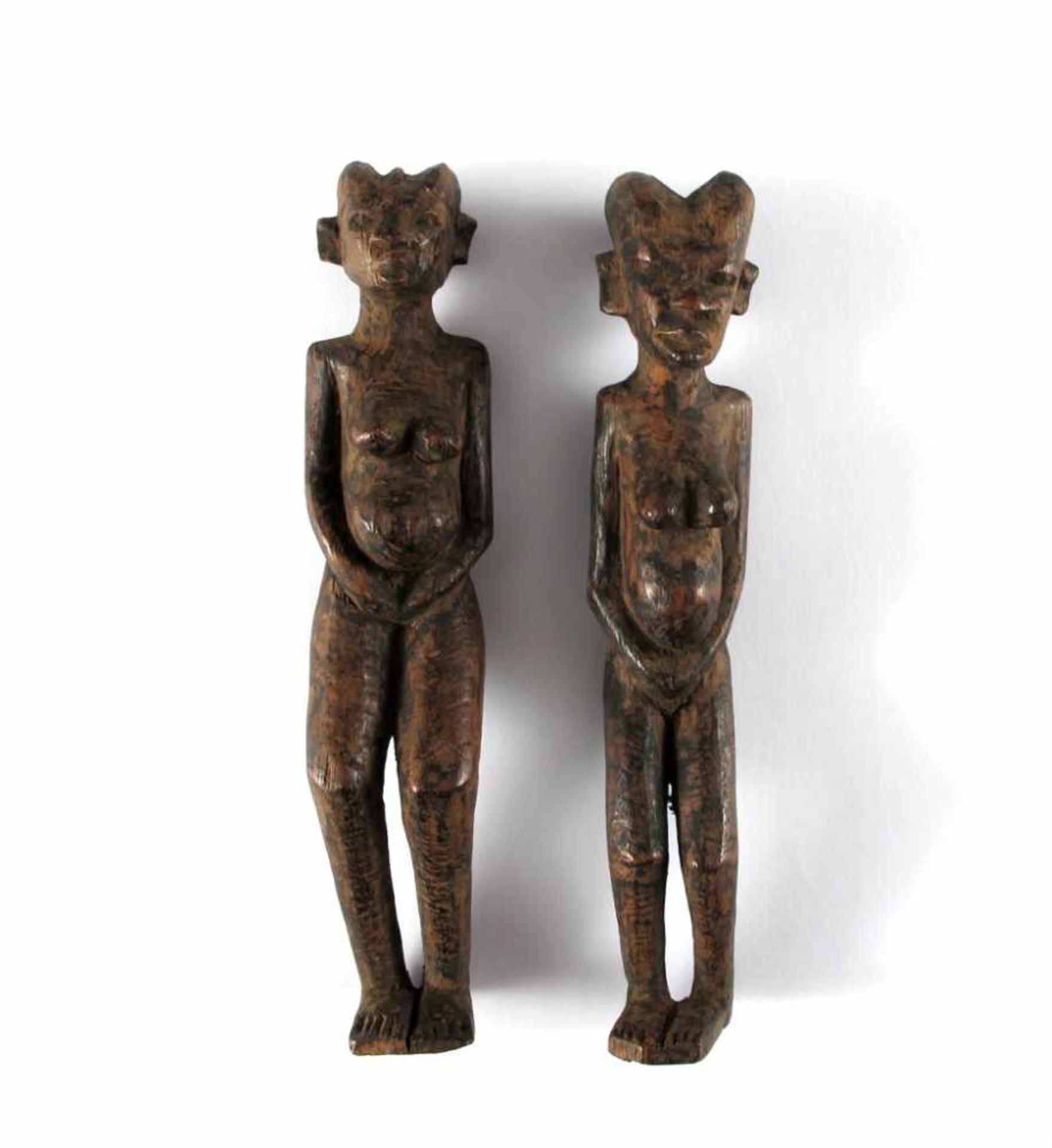 Zwei kleine Figuren Schwangerer. H 16 cm
