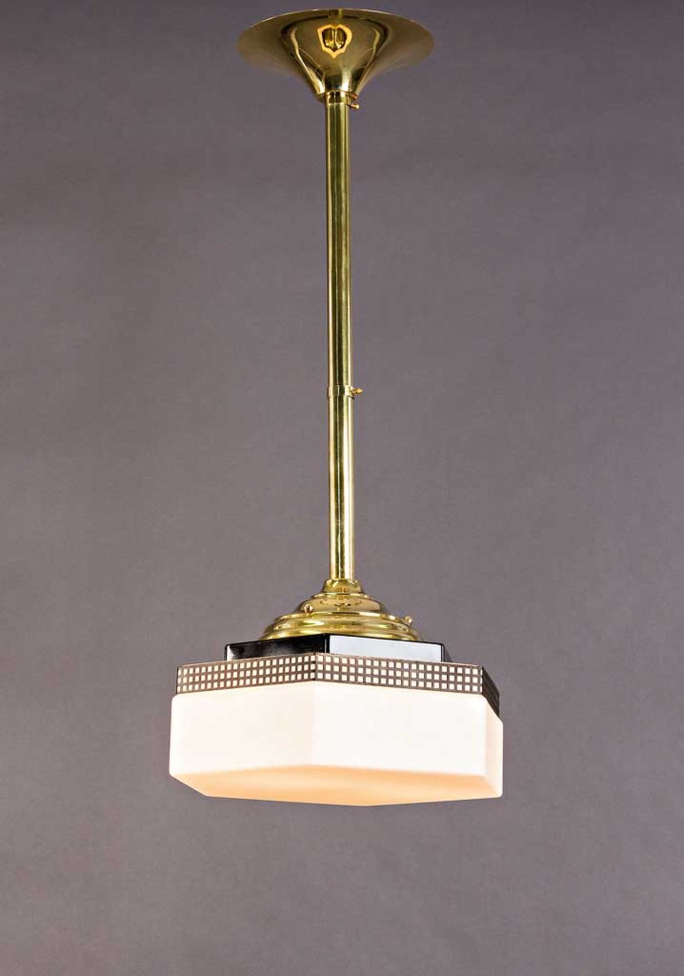 Art-Déco-Lampe. Messing mit schwarz lackiertem Plafond. Hexagonaler Milchglasschirm. Um 1915. H 84