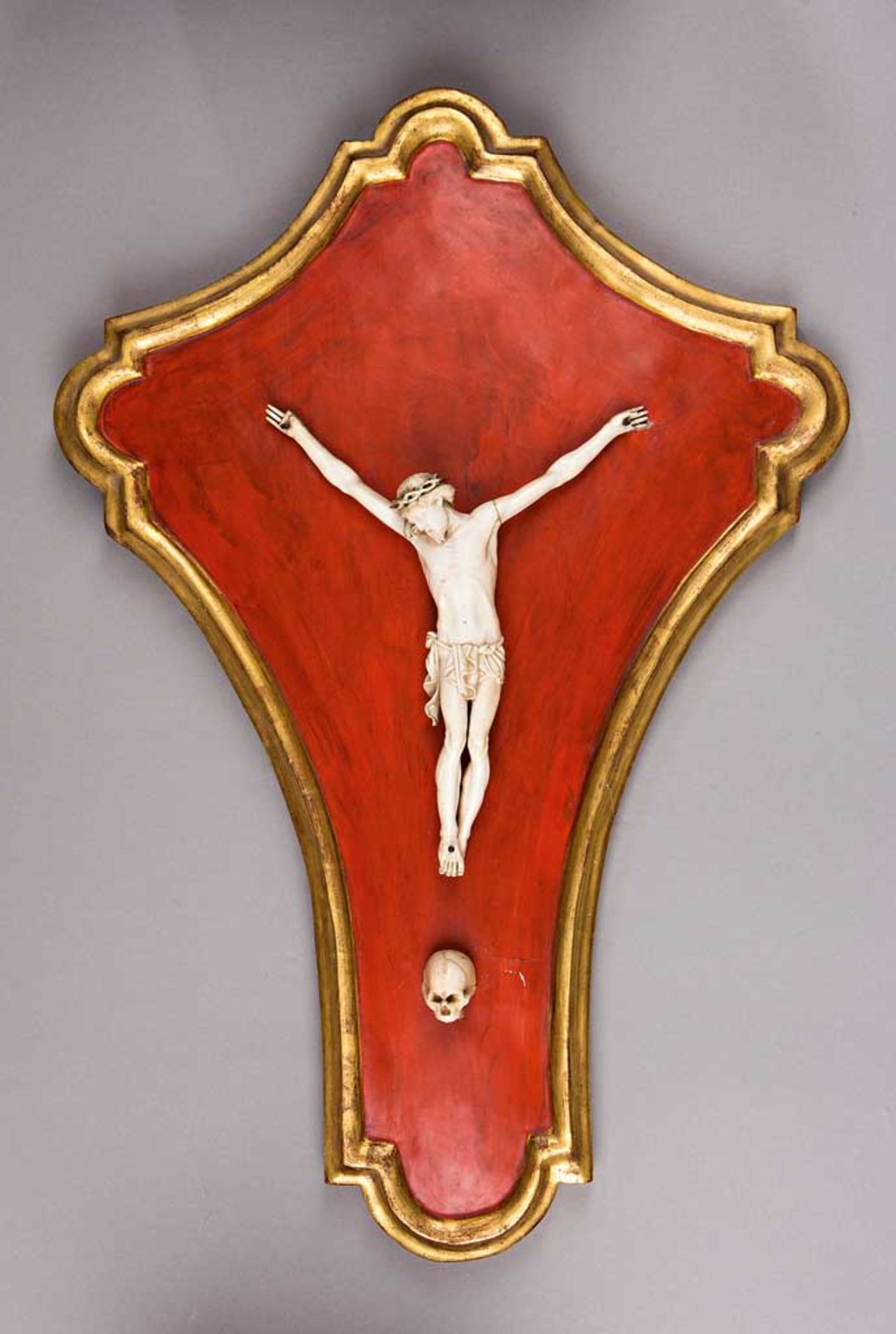 Elfenbein-Kruzifixus. Dreinageltypus. Zwei Finger der rechten Hand fehlen. Italien, 18./19. Jh. H 22