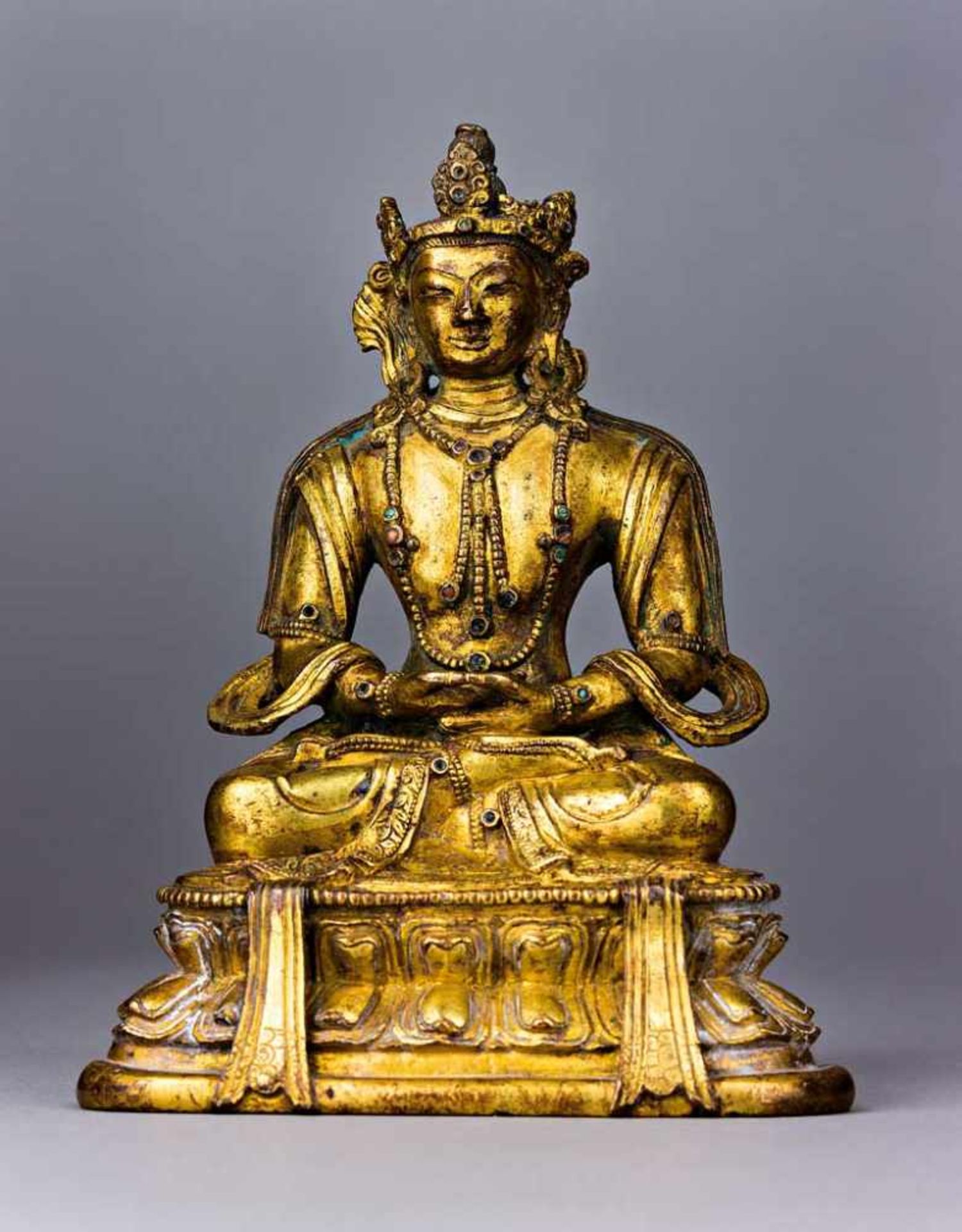 Sitzender Amitabha Buddha auf doppeltem Lotossockel. Dhyana Asana und Mudra. Kopfbekrönung,
