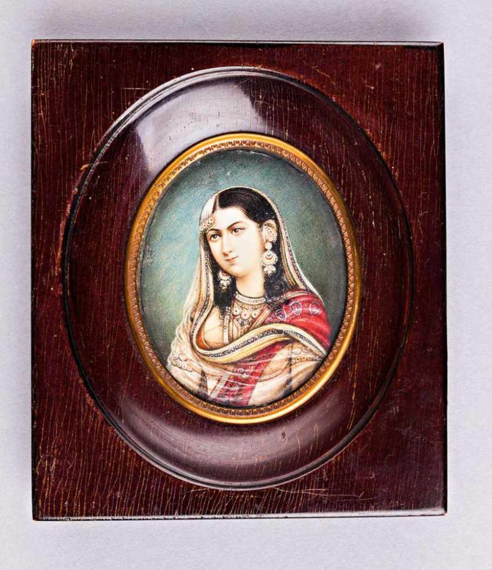 Portrait einer Inderin in Tracht. Auf Elfenbein. Mitte 19. Jh. Oval, 7,2 x 5,8 cm. R