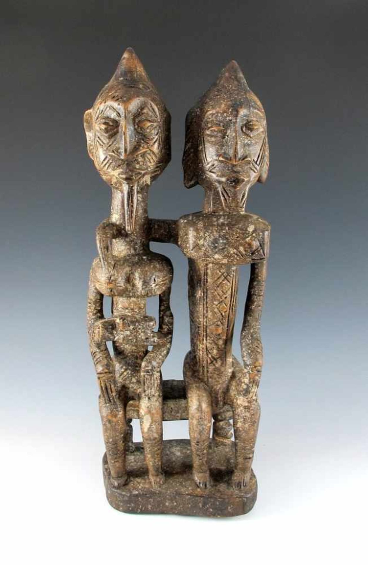 Sitzendes Figurenpaar. Reiche Gesichts- und Körpertatauierung. Westafrika? H 64 cm