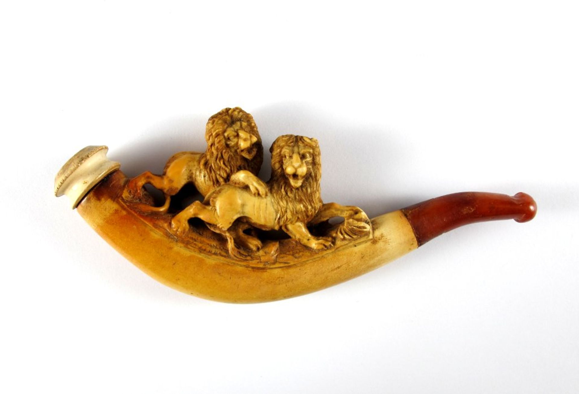 Meerschaum-Zigarrenspitze in Form einer Pfeife. Schnitzerei mit zwei Löwen. 19. Jh. L 14,5 cm. Im
