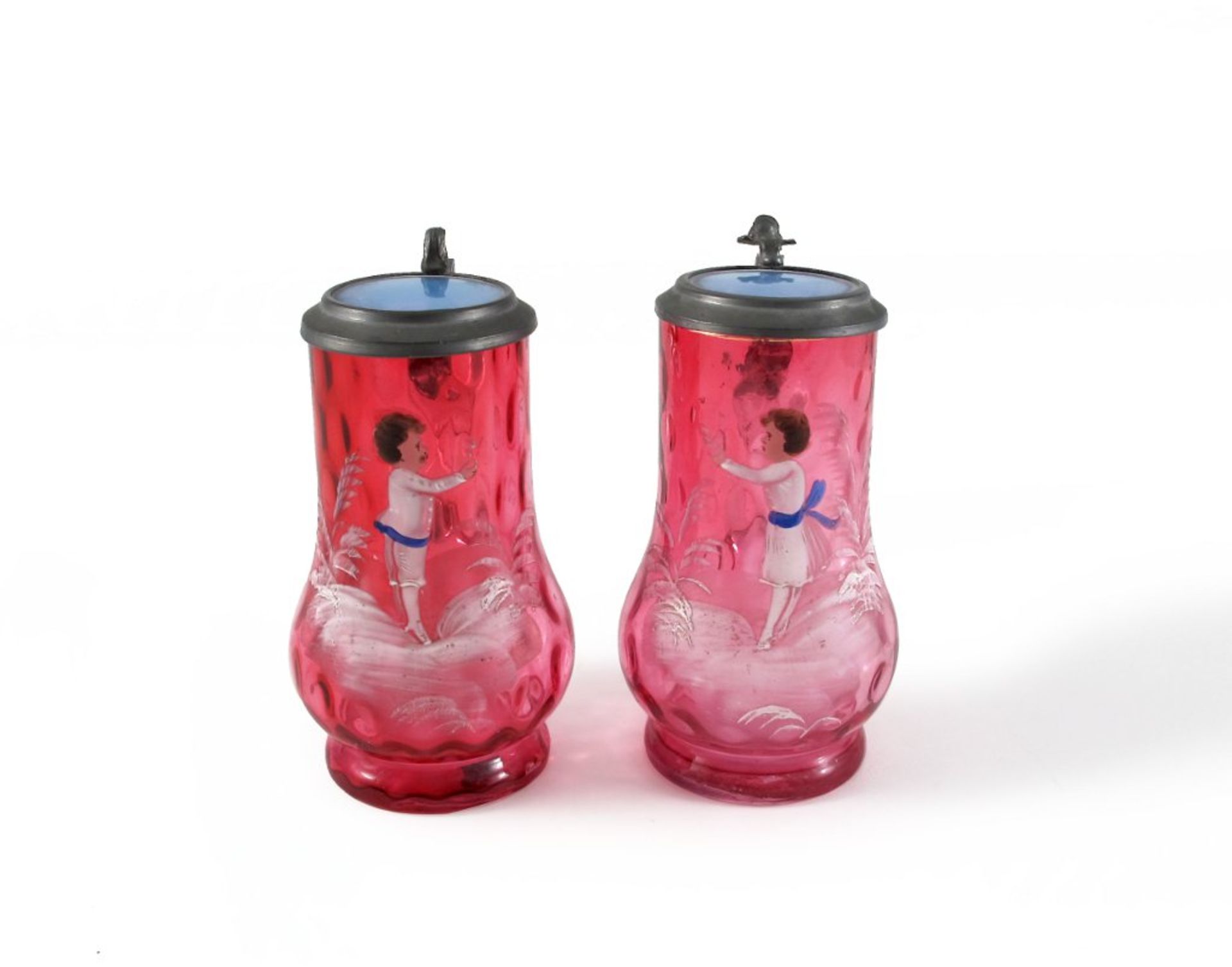 Paar kleine Henkelkrüge. Optisch geblasenes, roséfarbenes Glas mit Emailmalerei in der Art der